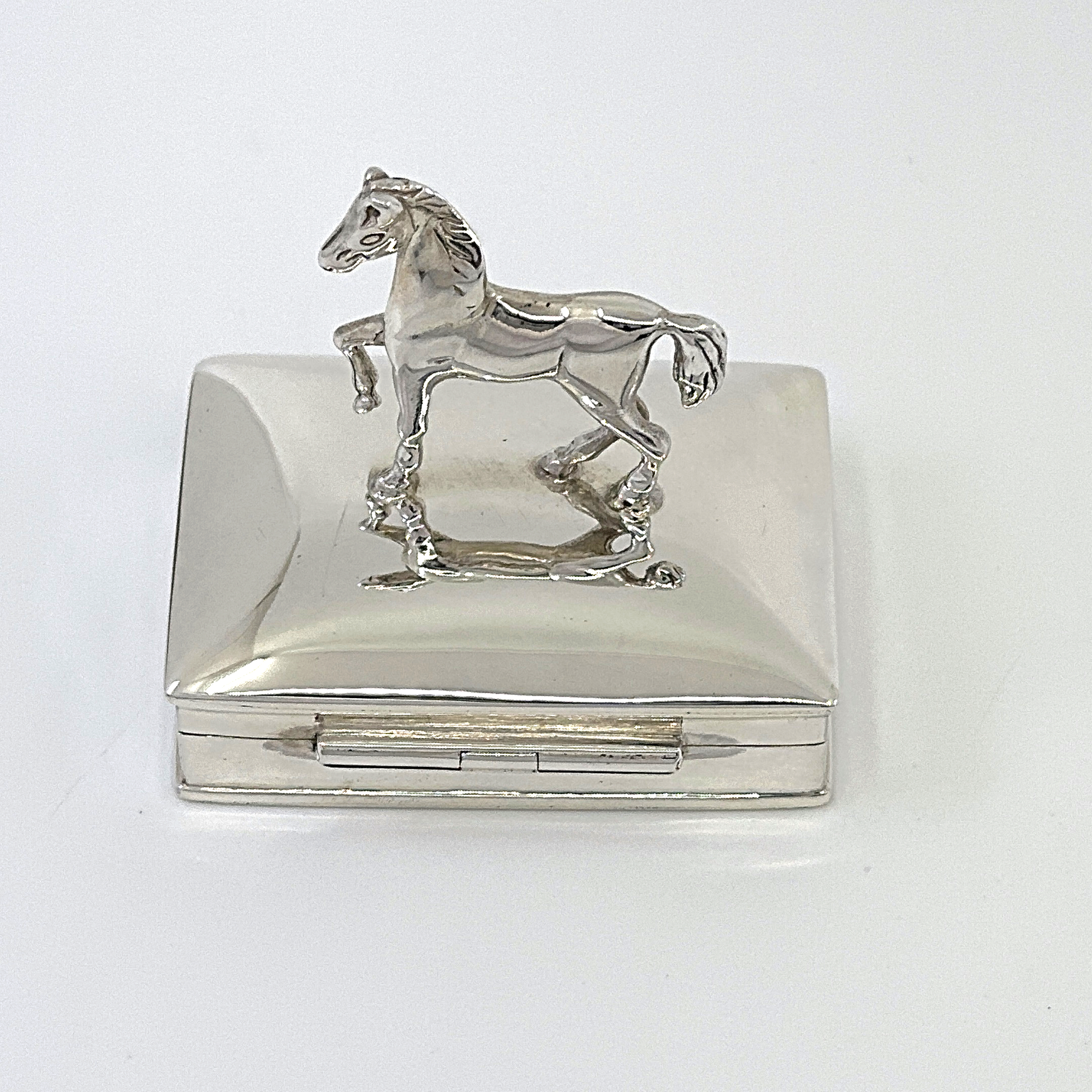 PB584 (5) Horse on Rectangular Pill Box, Finished In 925 English Hallmarked Sterling Silver