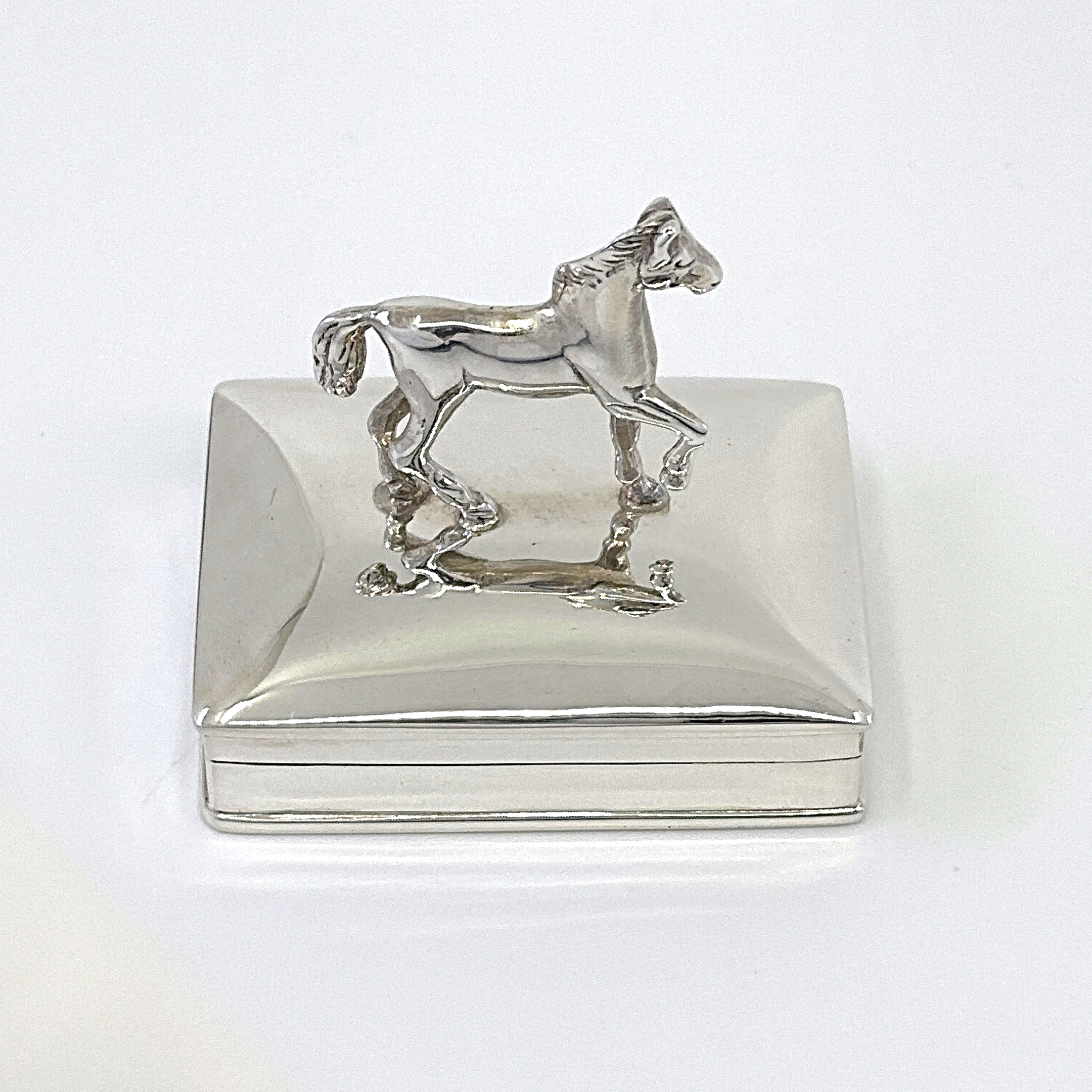 PB584 (6) Horse on Rectangular Pill Box, Finished In 925 English Hallmarked Sterling Silver