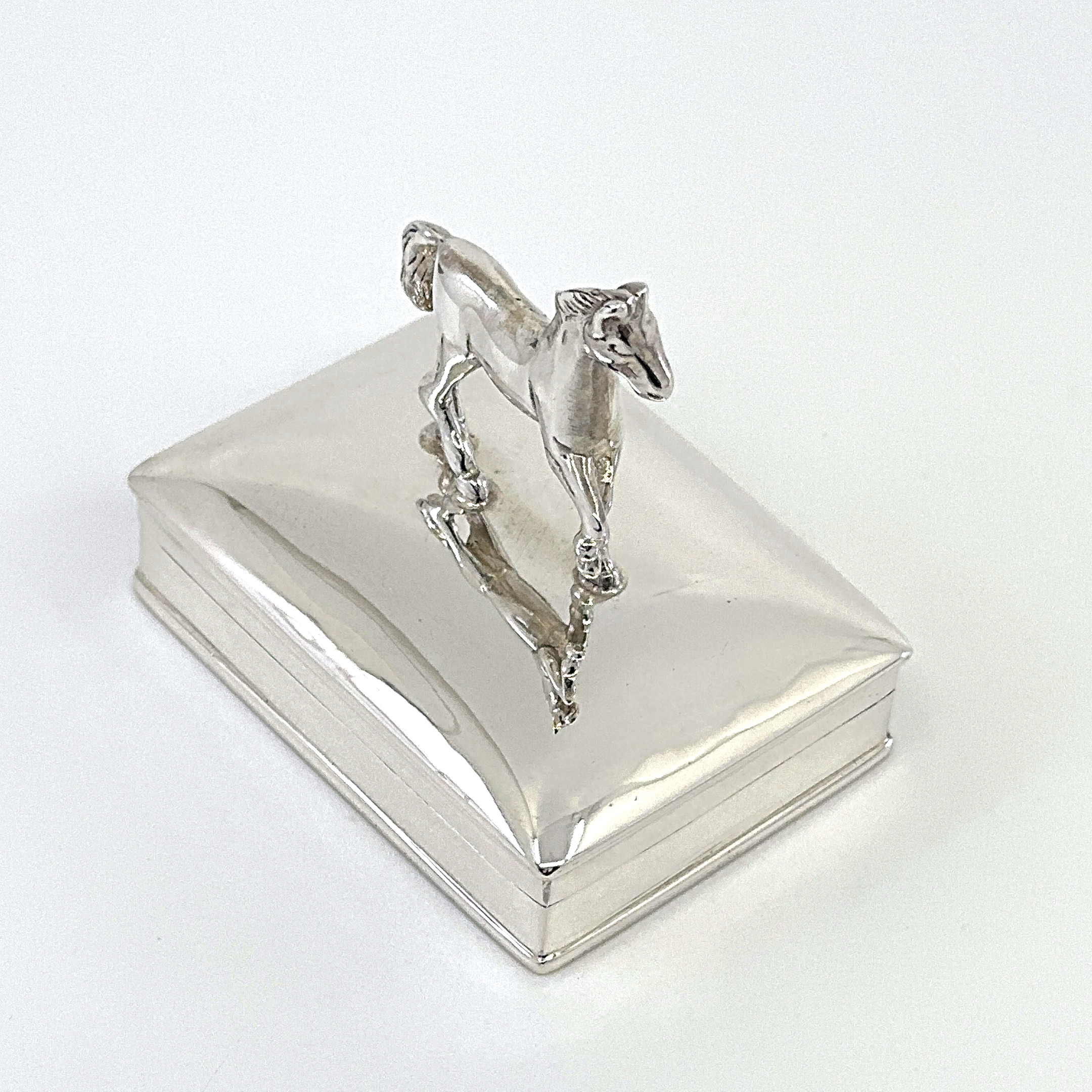 PB584 (7) Horse on Rectangular Pill Box, Finished In 925 English Hallmarked Sterling Silver