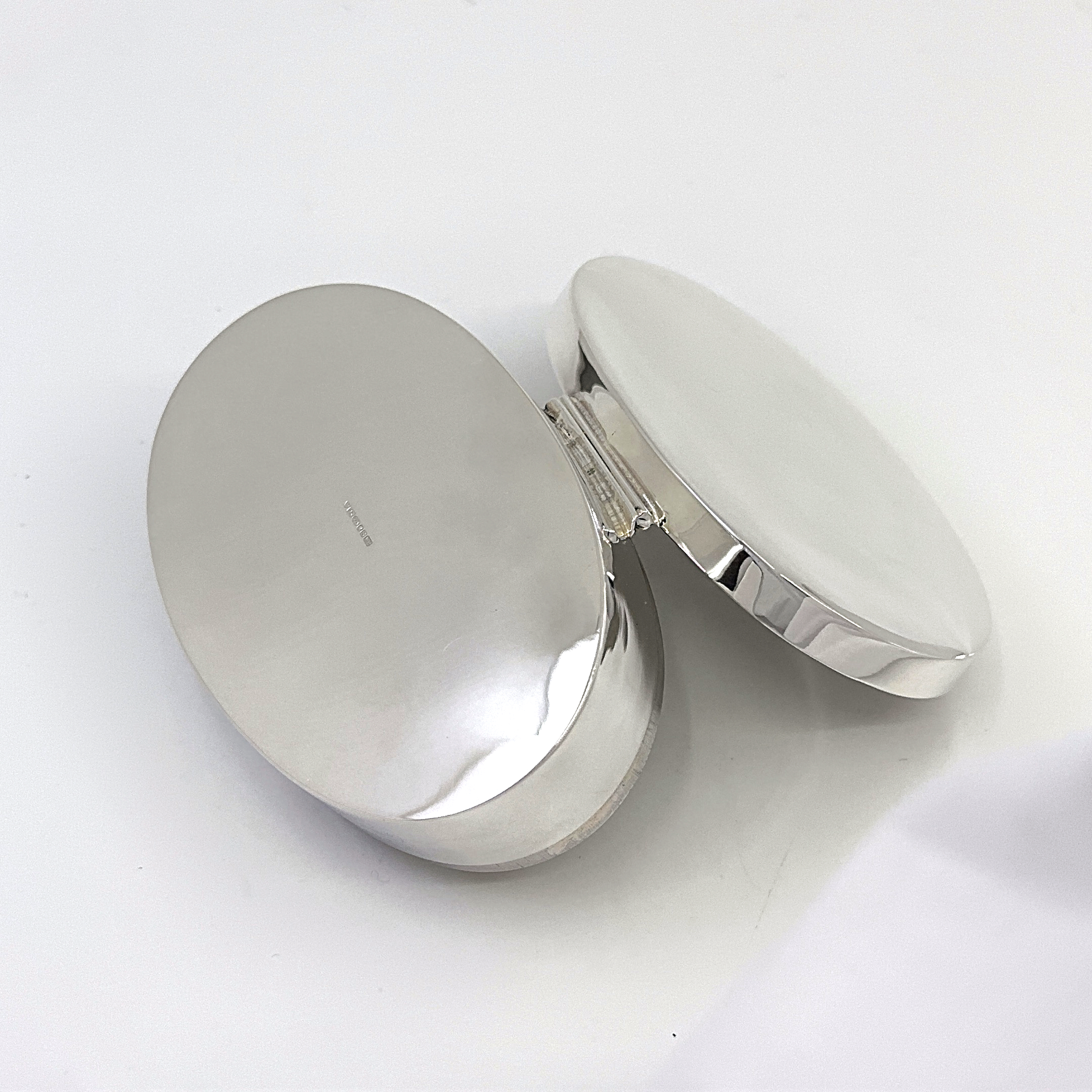 PB466 (1) Large Plain Oval Pill Box, finished in 925 English Hallmarked Sterling Silver