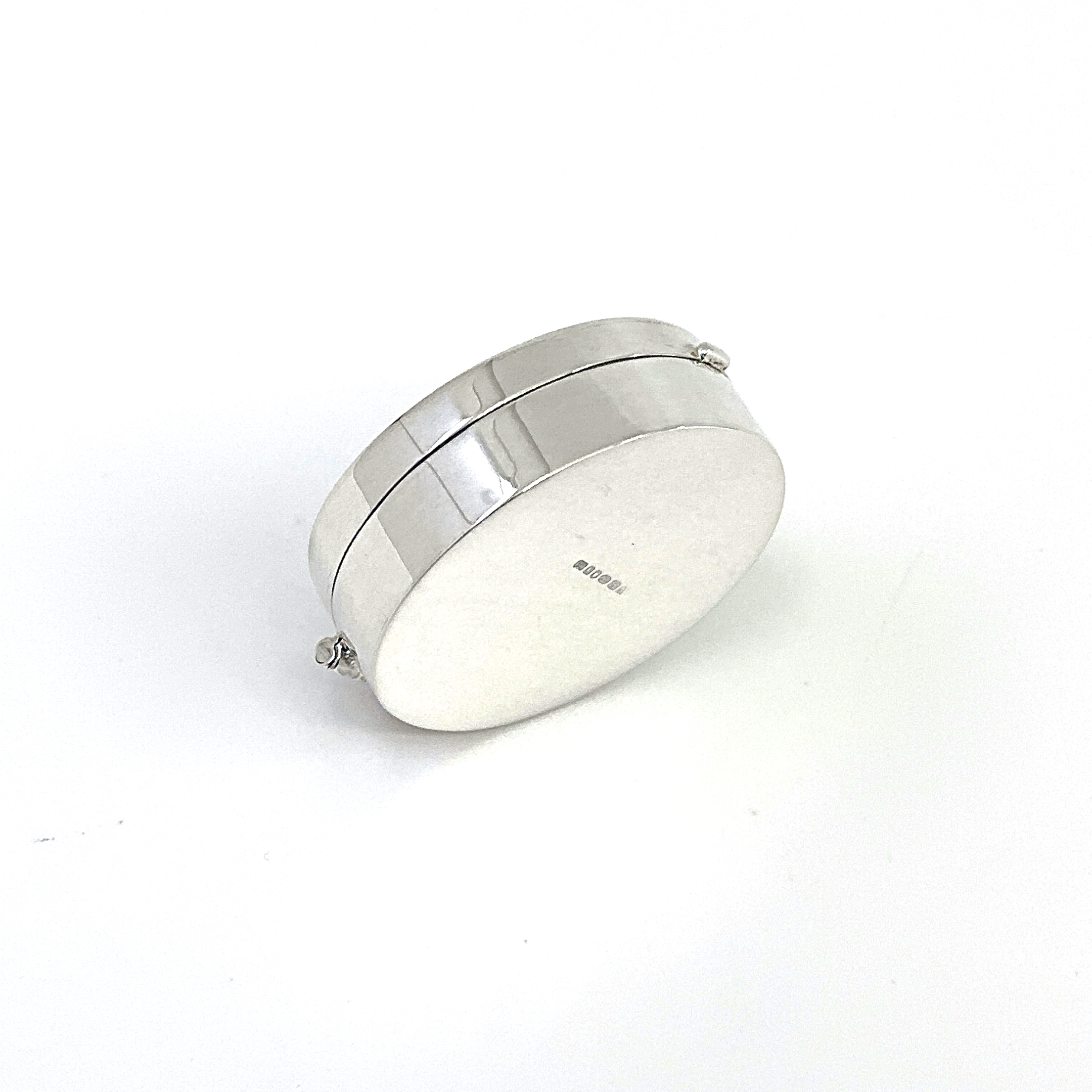 PB416 (7) Medium Engraved Round Pill Box, finished in 925 English Hallmarked Sterling Silver