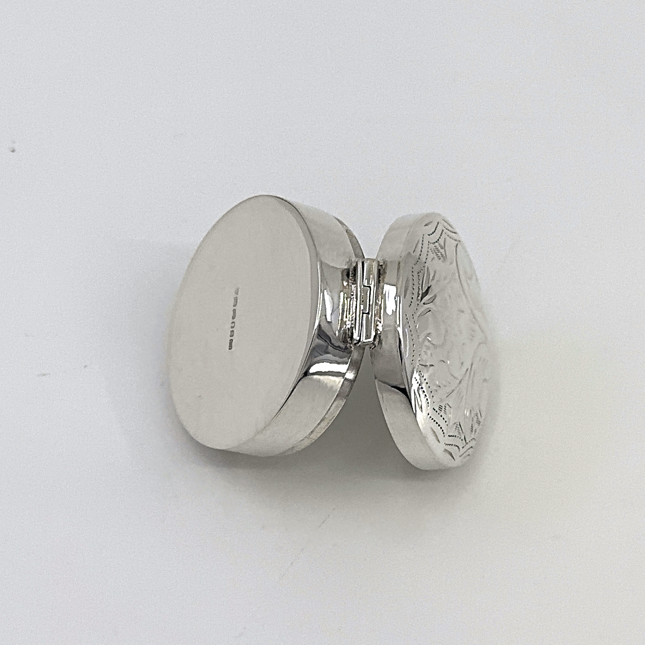 PB416 (6) Medium Engraved Round Pill Box, finished in 925 English Hallmarked Sterling Silver