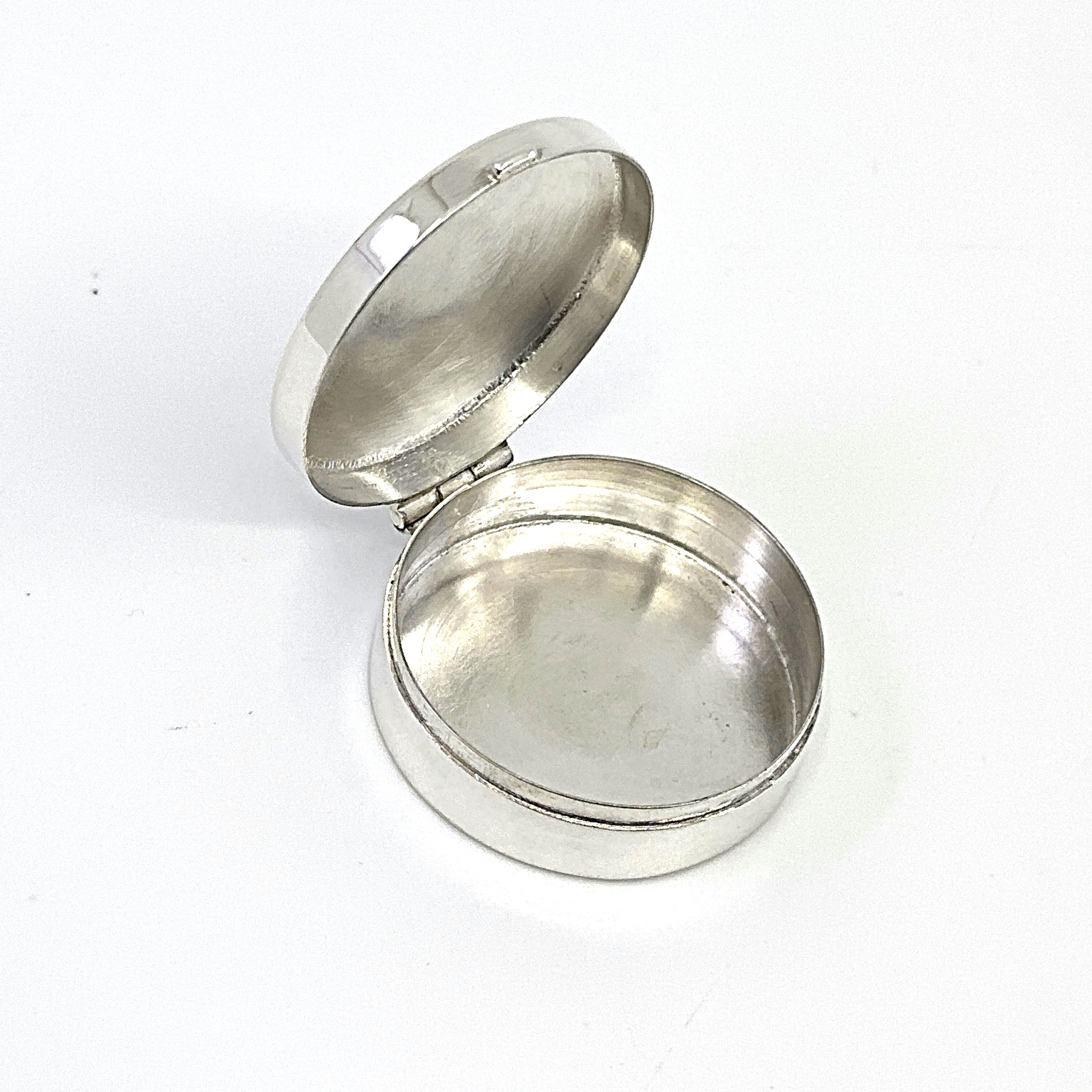 PB416 (1) Medium Engraved Round Pill Box, finished in 925 English Hallmarked Sterling Silver