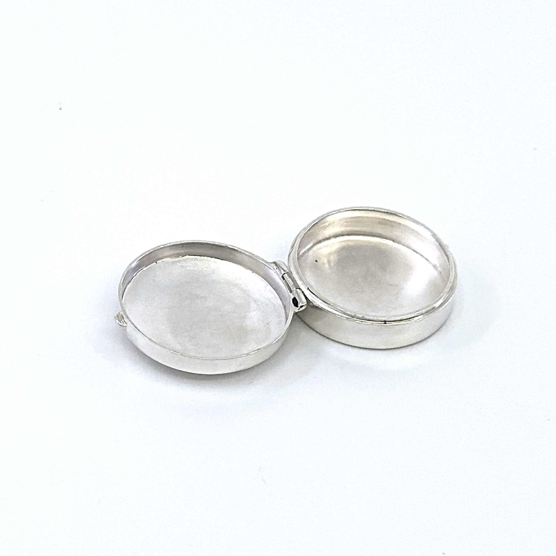 PB406 (5) Medium Plain Round Pill Box, finished in 925 English Hallmarked Sterling Silver