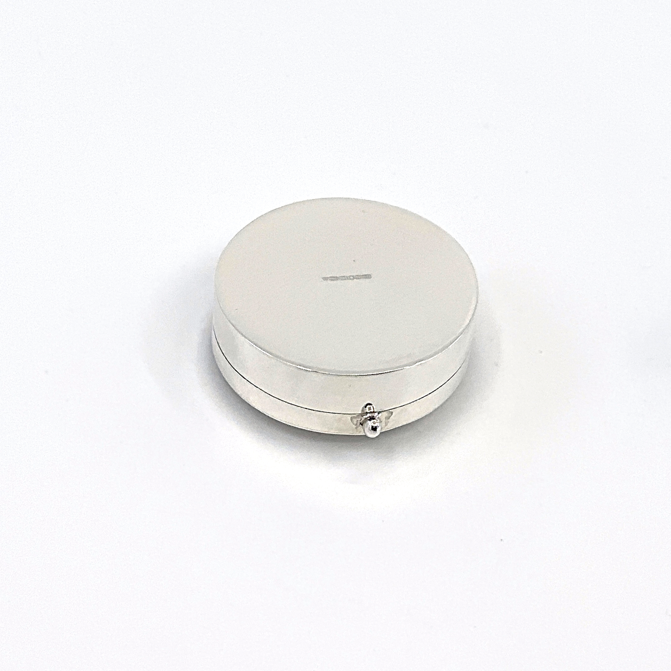 PB526 (4) Round Cat Face Pill Box, finished in 925 English Hallmarked Sterling Silver