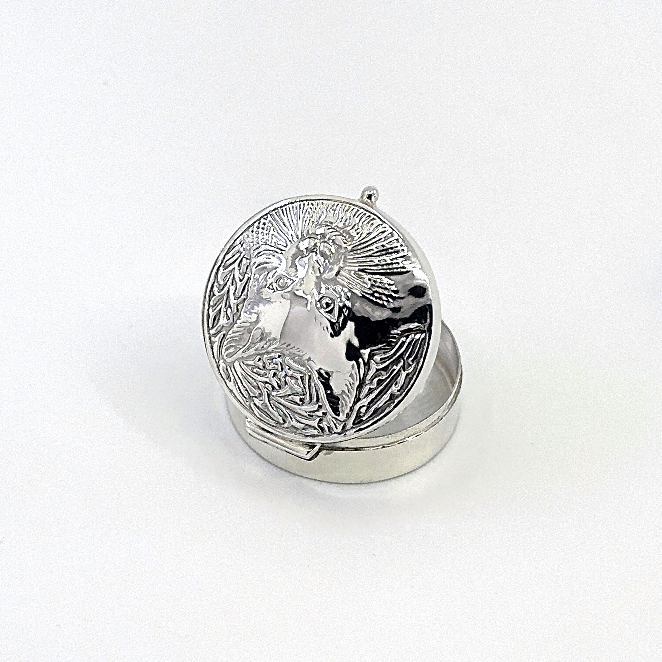 PB526 (8) Round Cat Face Pill Box, finished in 925 English Hallmarked Sterling Silver