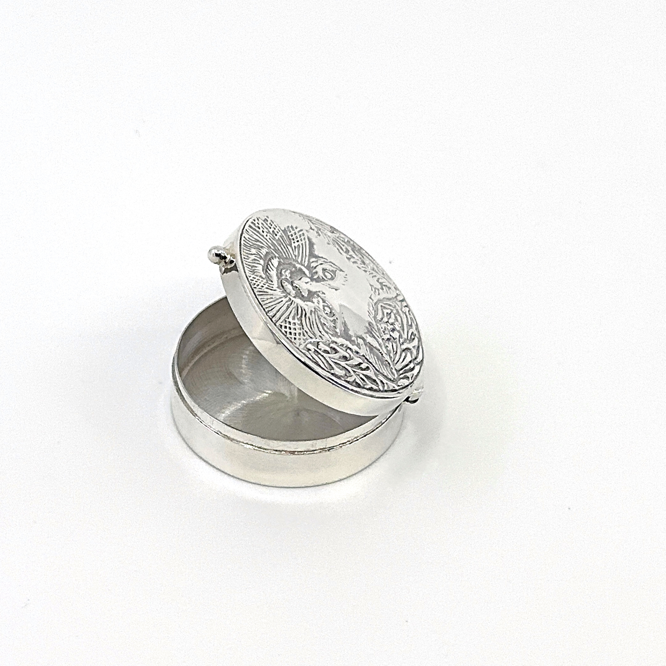 PB526 (9) Round Cat Face Pill Box, finished in 925 English Hallmarked Sterling Silver