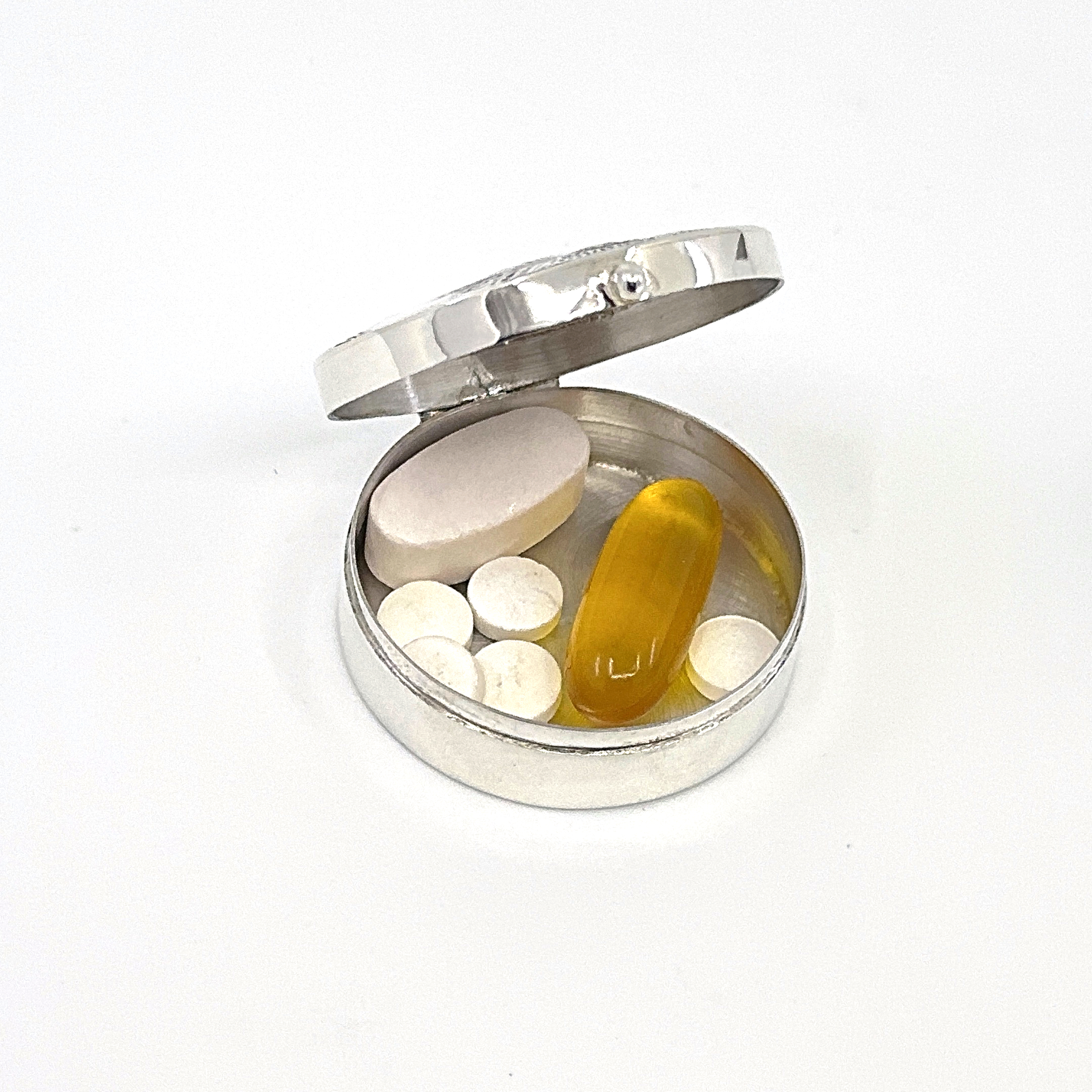 PB526 (7) Round Cat Face Pill Box, finished in 925 English Hallmarked Sterling Silver