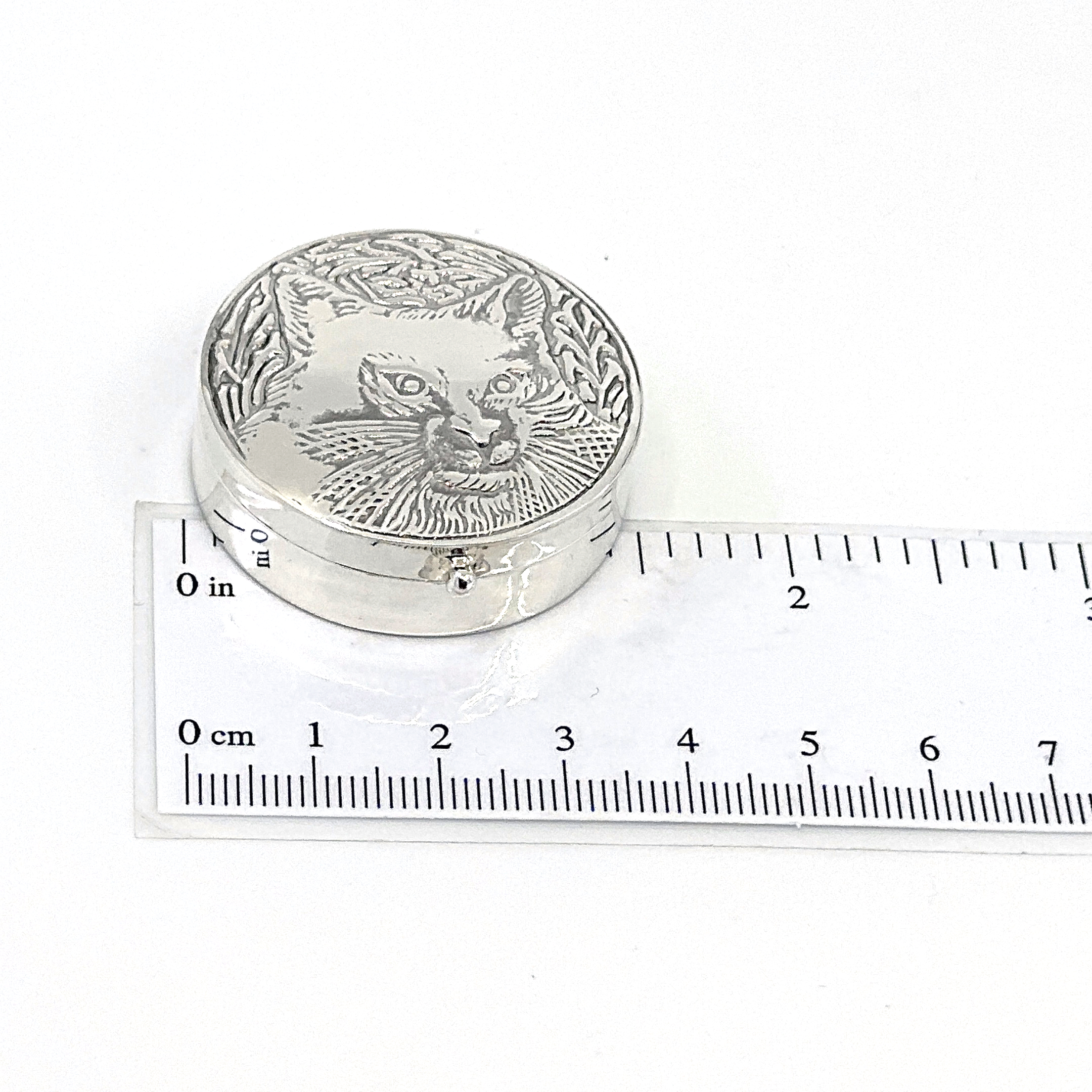 PB526 (1) Round Cat Face Pill Box, finished in 925 English Hallmarked Sterling Silver