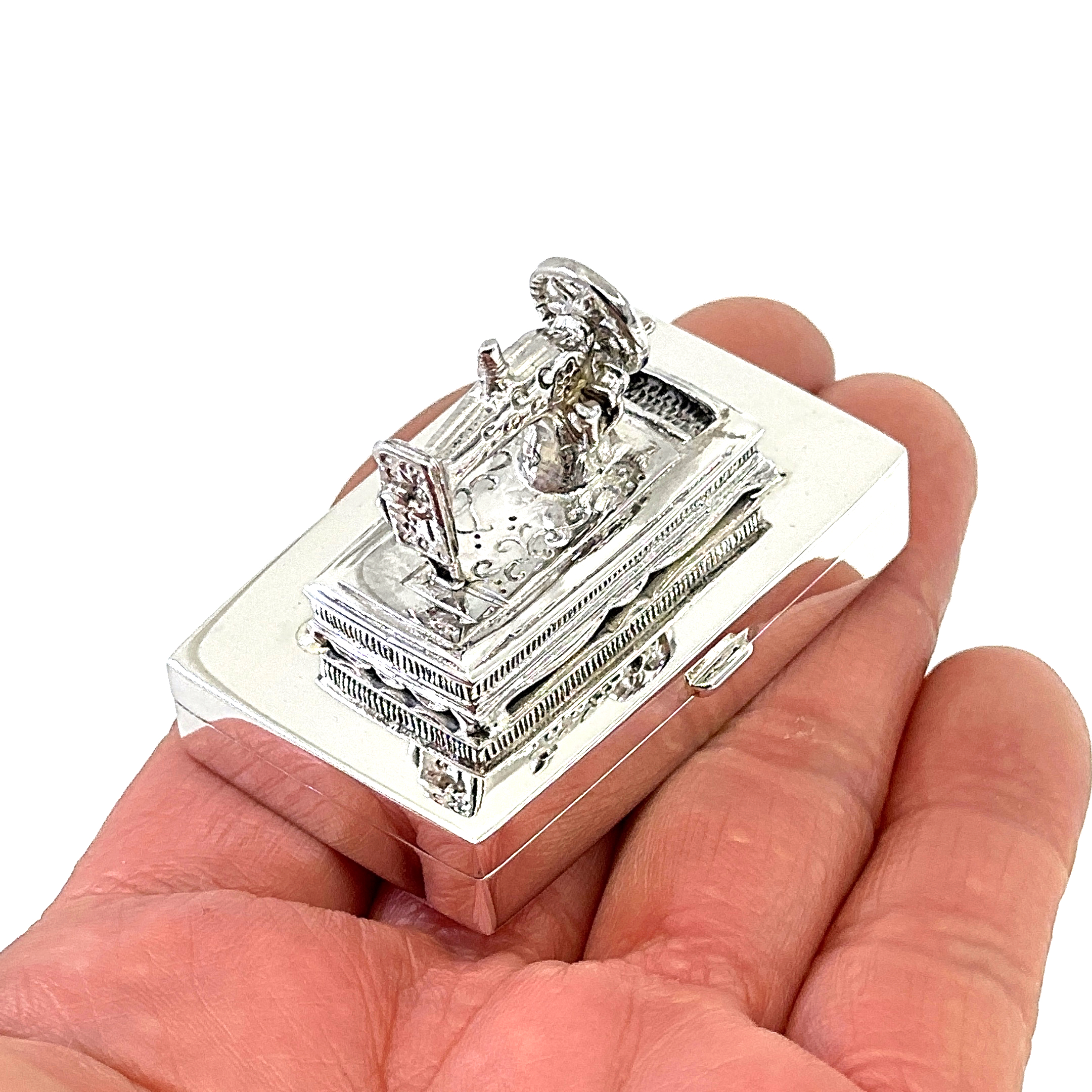 PB434 (8) Sewing Machine Pill Box, finished in 925 English Hallmarked Sterling Silver