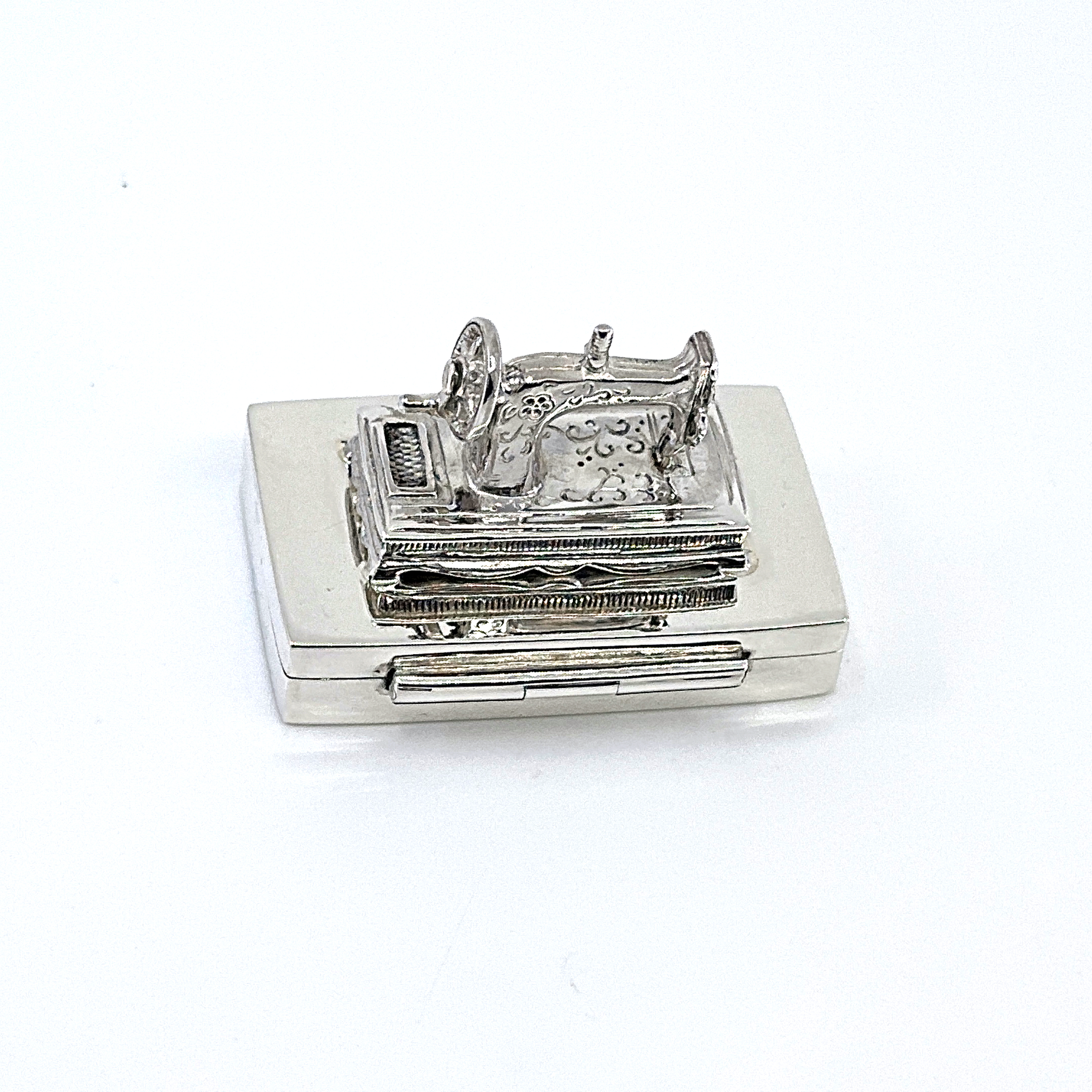 PB434 (7) Sewing Machine Pill Box, finished in 925 English Hallmarked Sterling Silver