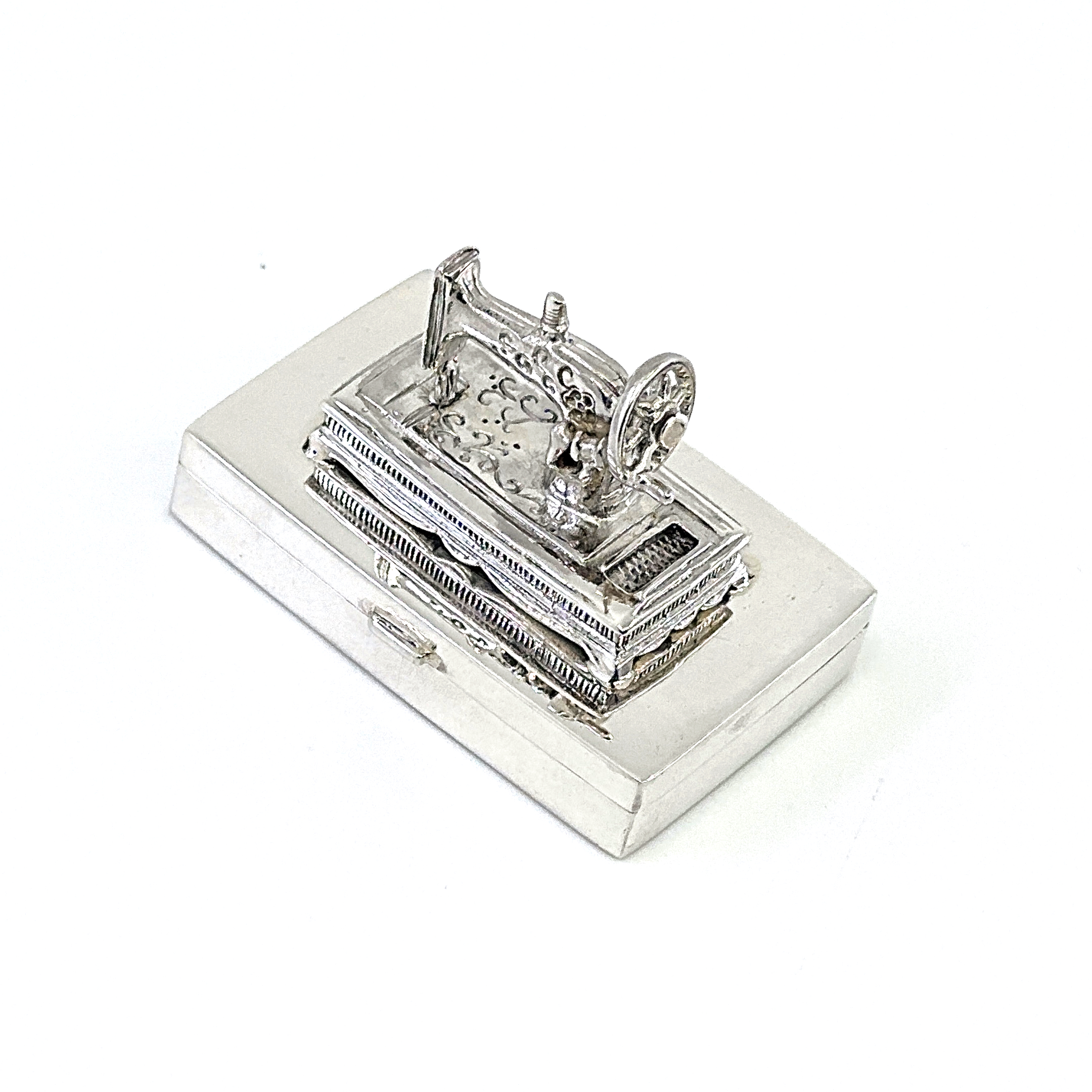 PB434 (10) Sewing Machine Pill Box, finished in 925 English Hallmarked Sterling Silver