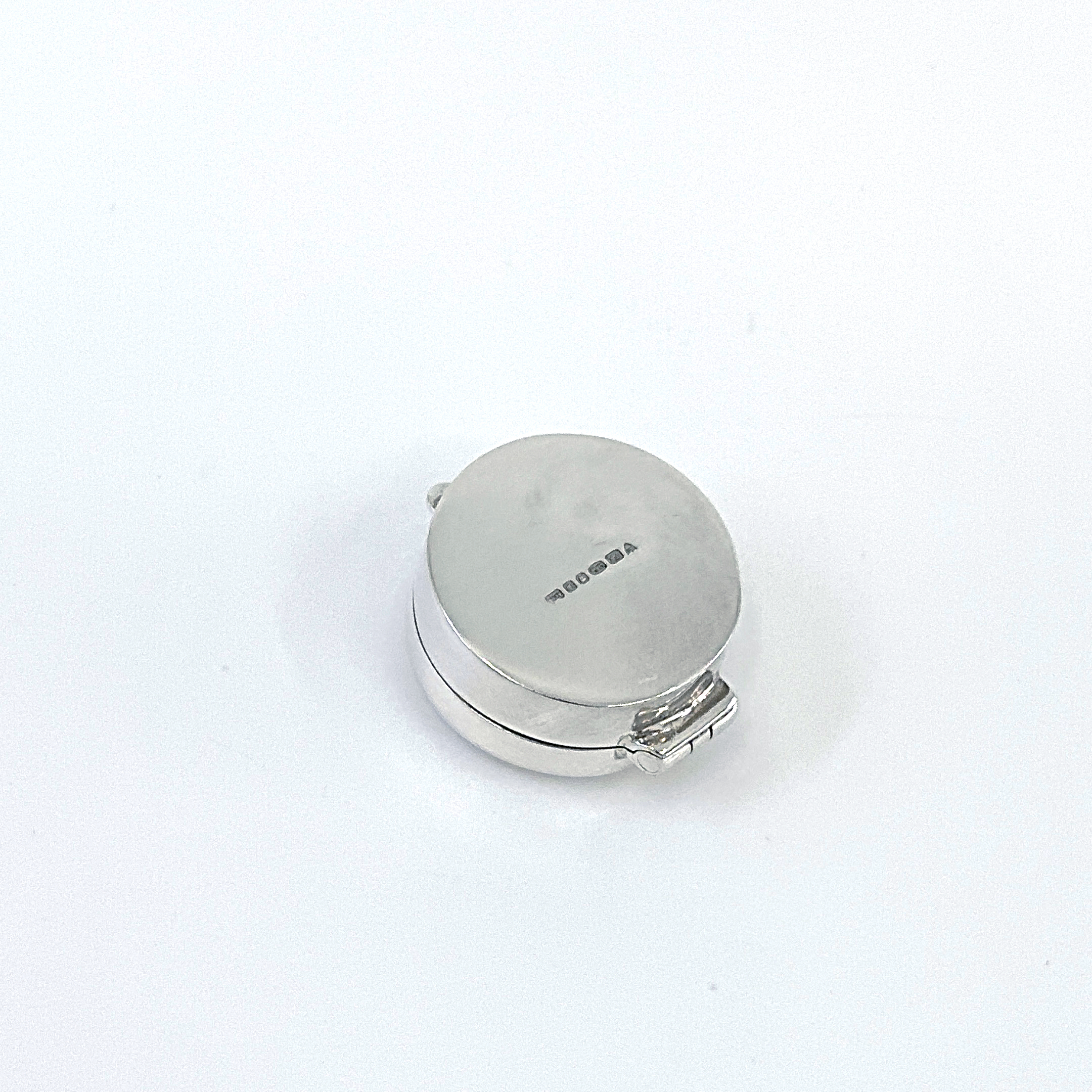PB405 (1) Small Plain Round Pill Box, finished in 925 English Hallmarked Sterling Silver