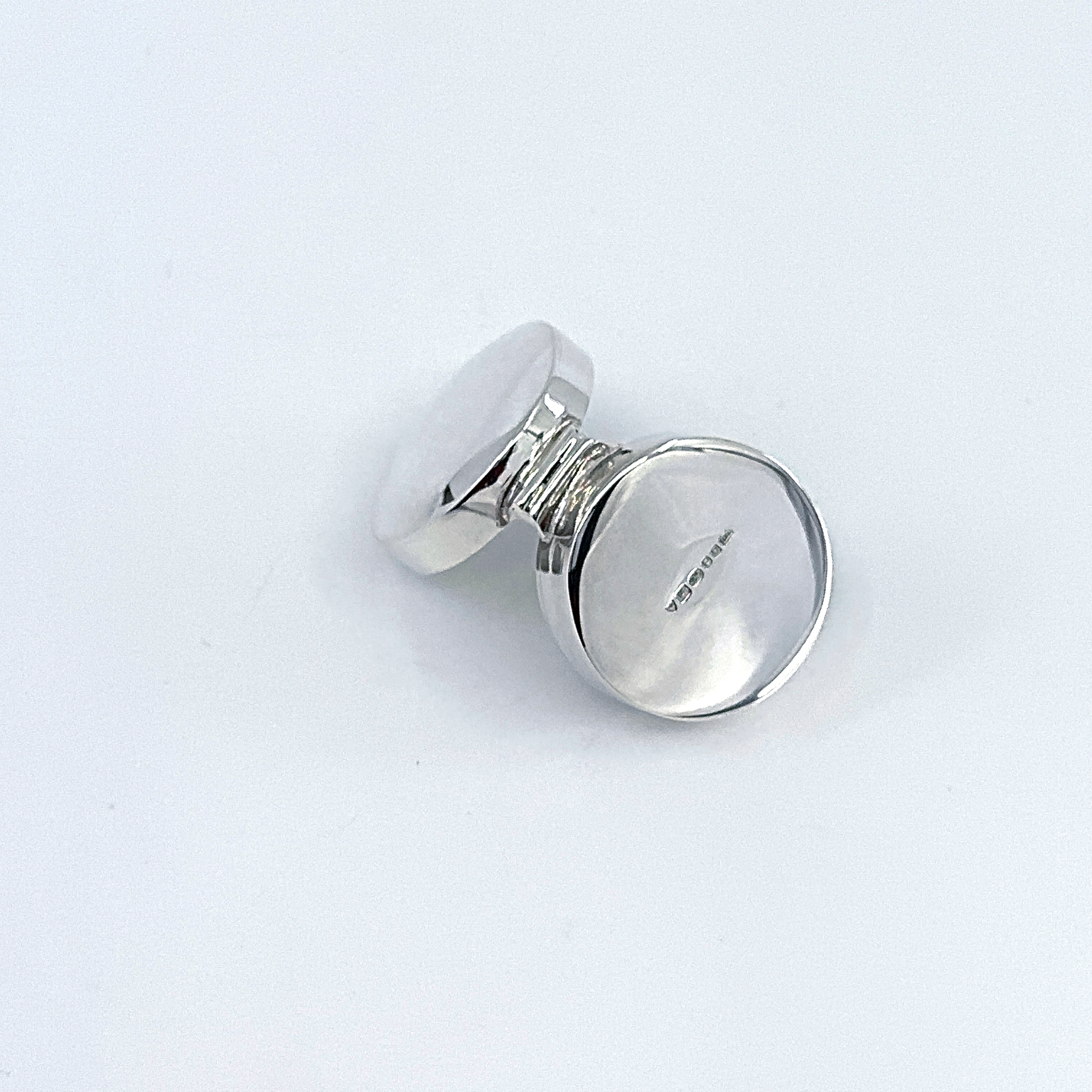 PB405 (5) Small Plain Round Pill Box, finished in 925 English Hallmarked Sterling Silver
