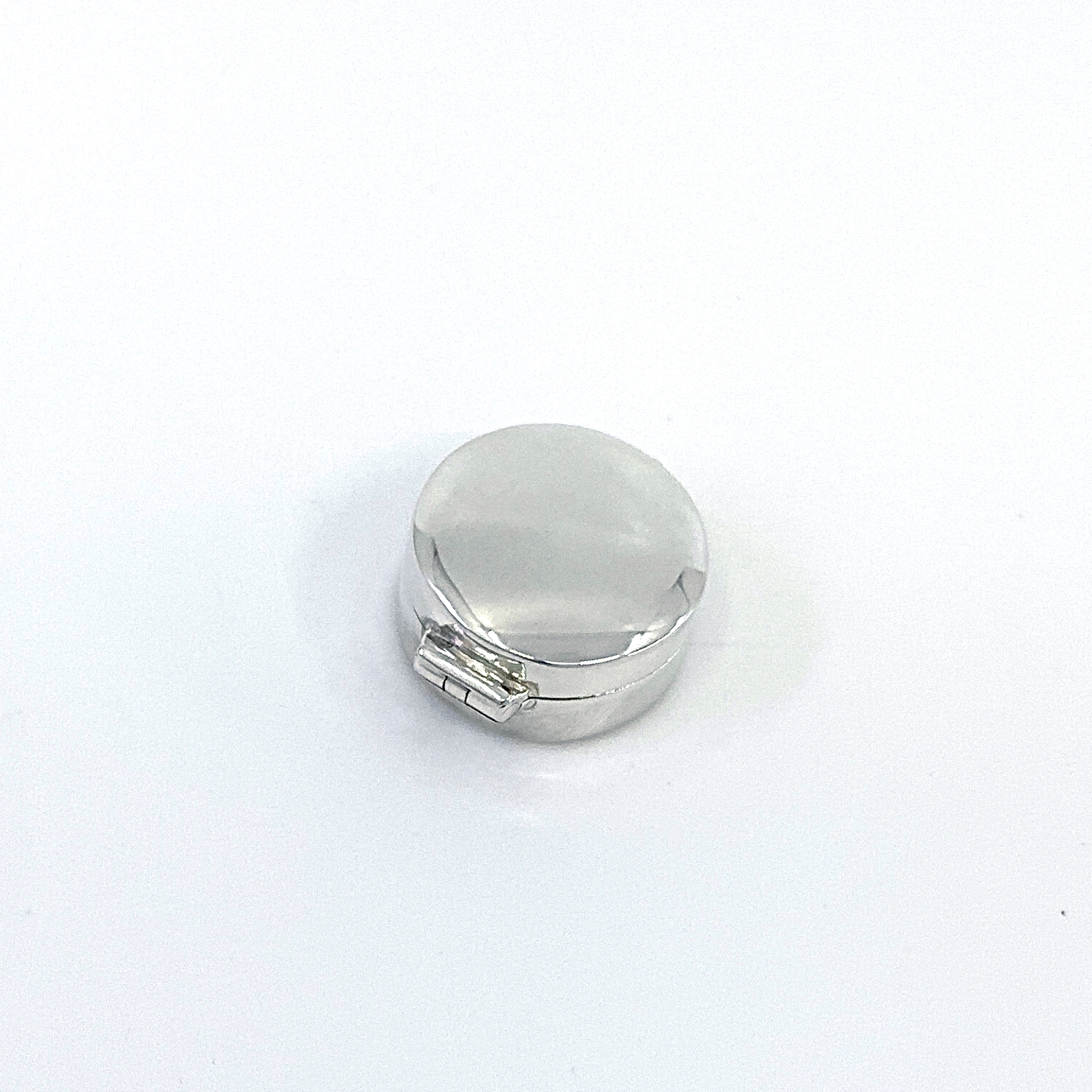 PB405 (6) Small Plain Round Pill Box, finished in 925 English Hallmarked Sterling Silver