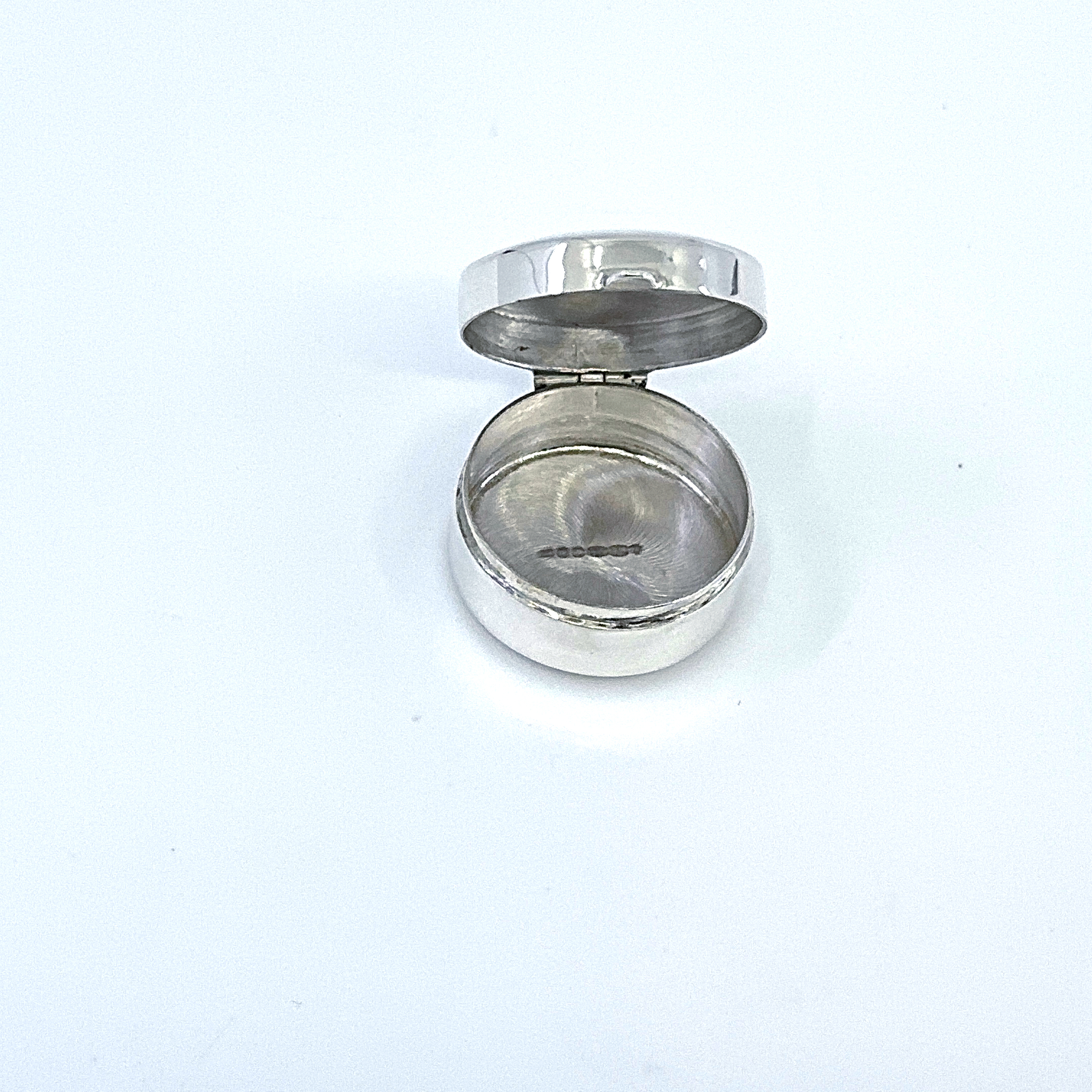 PB405 (8) Small Plain Round Pill Box, finished in 925 English Hallmarked Sterling Silver