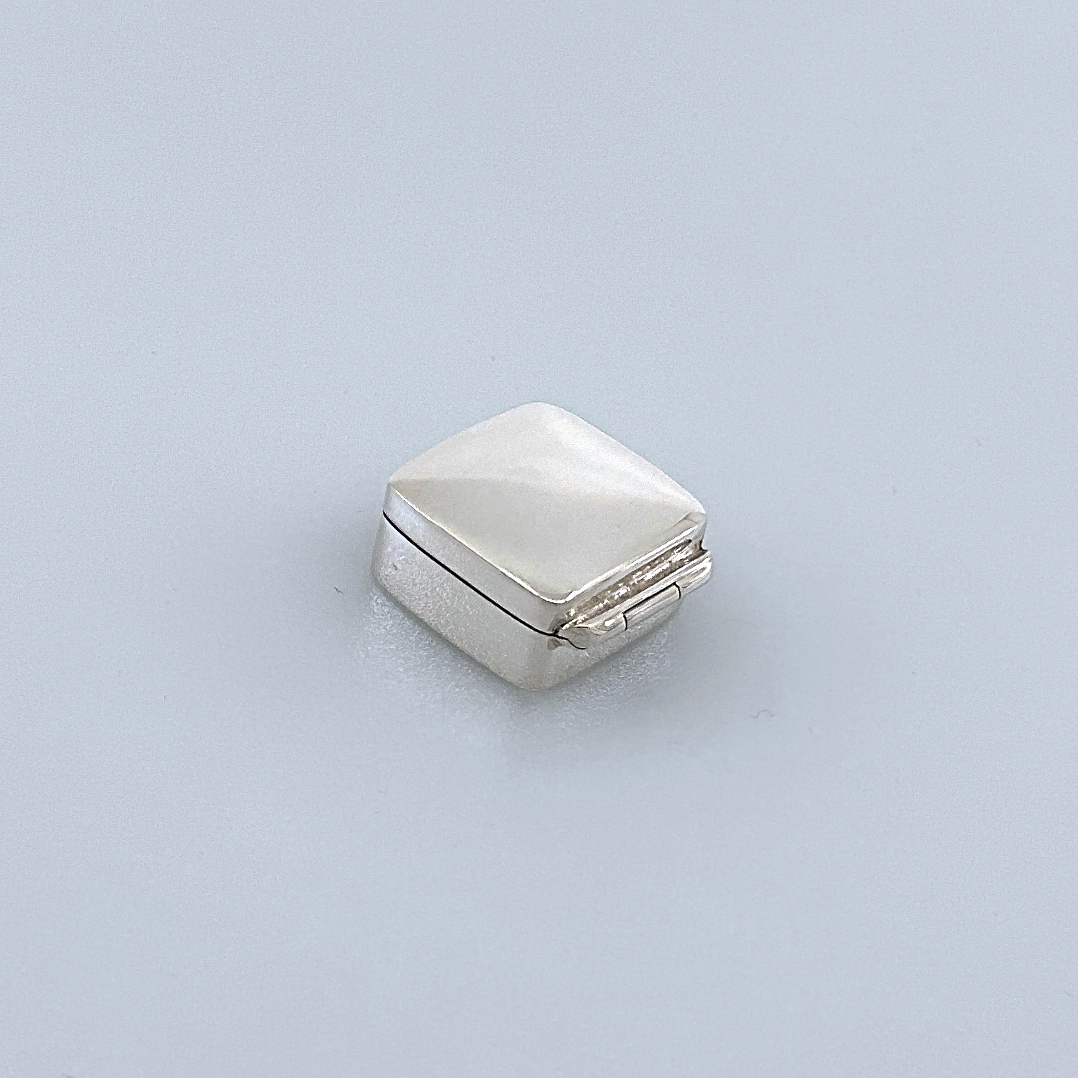 PB407 (8) Small Plain Square Pill Box, finished in 925 English Hallmarked Sterling Silver