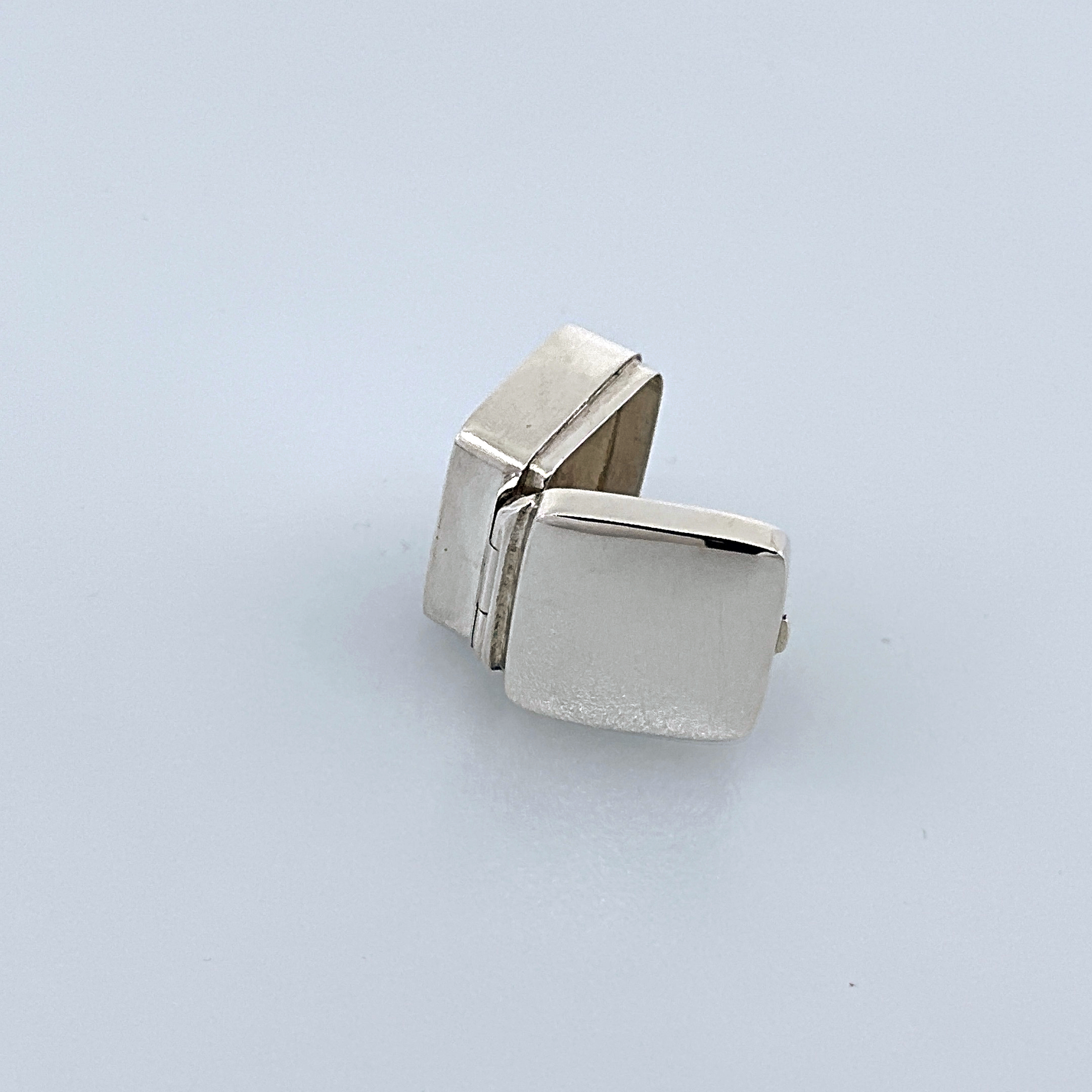 PB407 (7) Small Plain Square Pill Box, finished in 925 English Hallmarked Sterling Silver