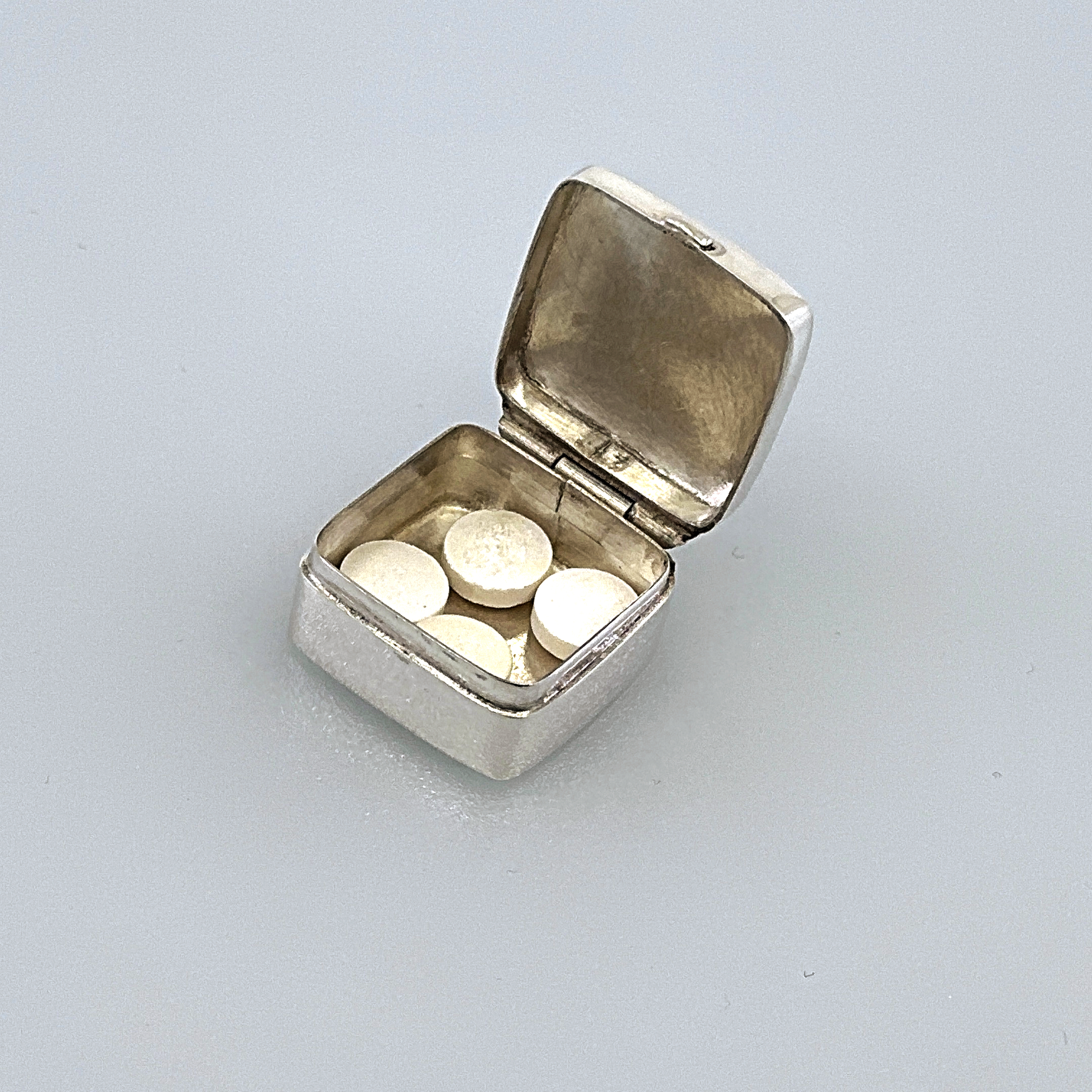 PB407 (1) Small Plain Square Pill Box, finished in 925 English Hallmarked Sterling Silver