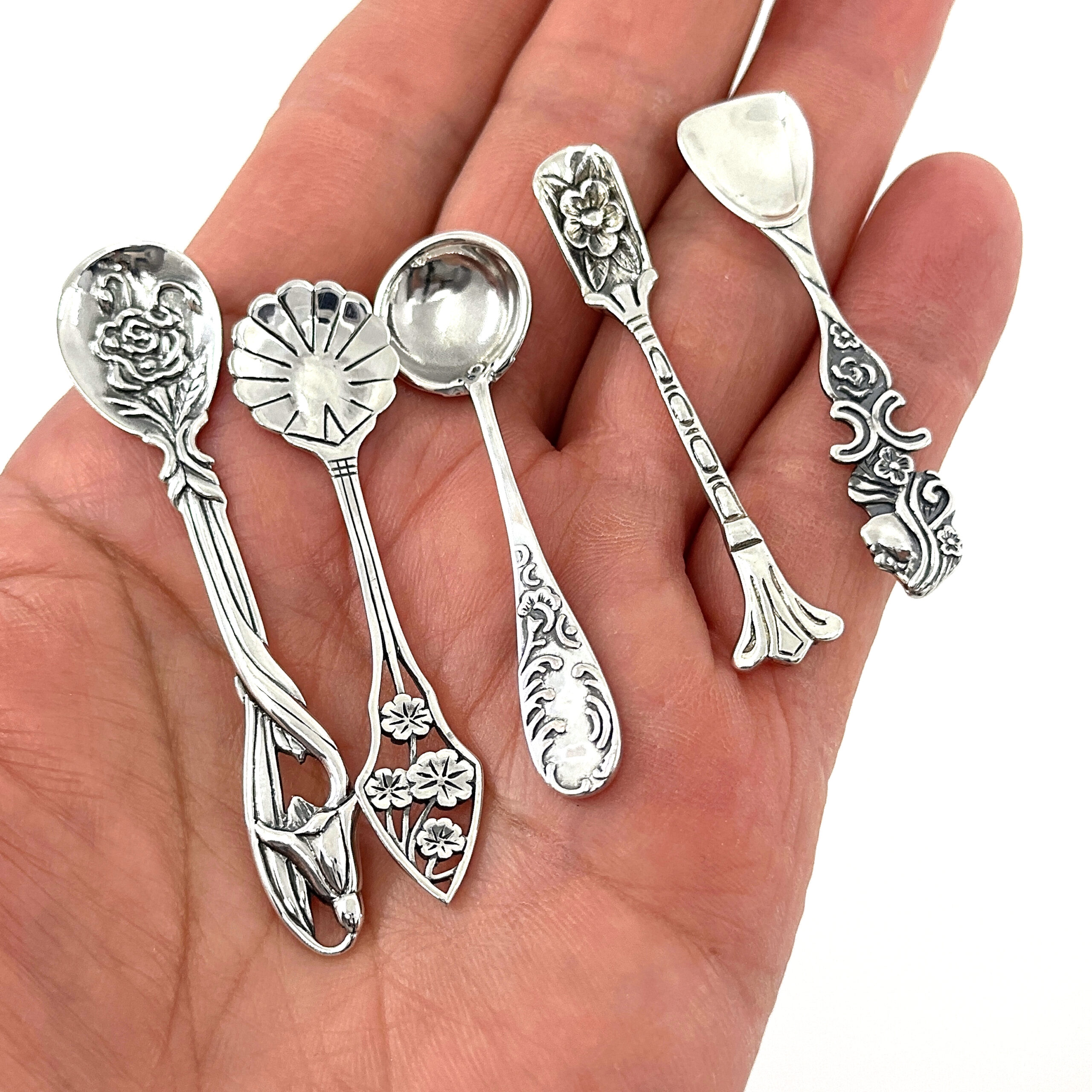 BOX103 (9) Five Piece Victorian Style Salt And Mustard Spoon Set, finished in 925 English Hallmarked Sterling Silver