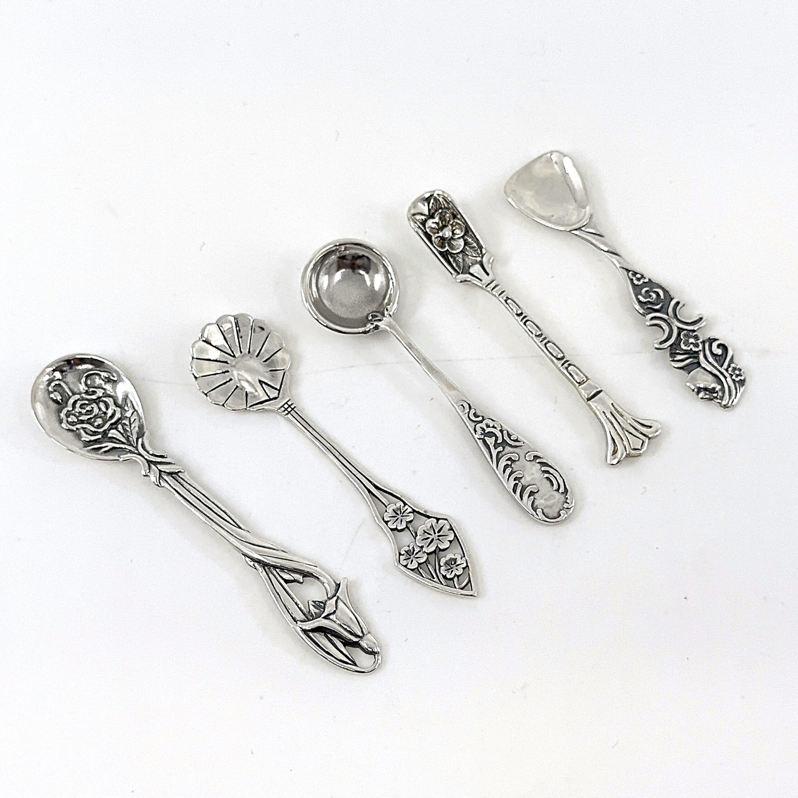 BOX103 (10) Five Piece Victorian Style Salt And Mustard Spoon Set, finished in 925 English Hallmarked Sterling Silver