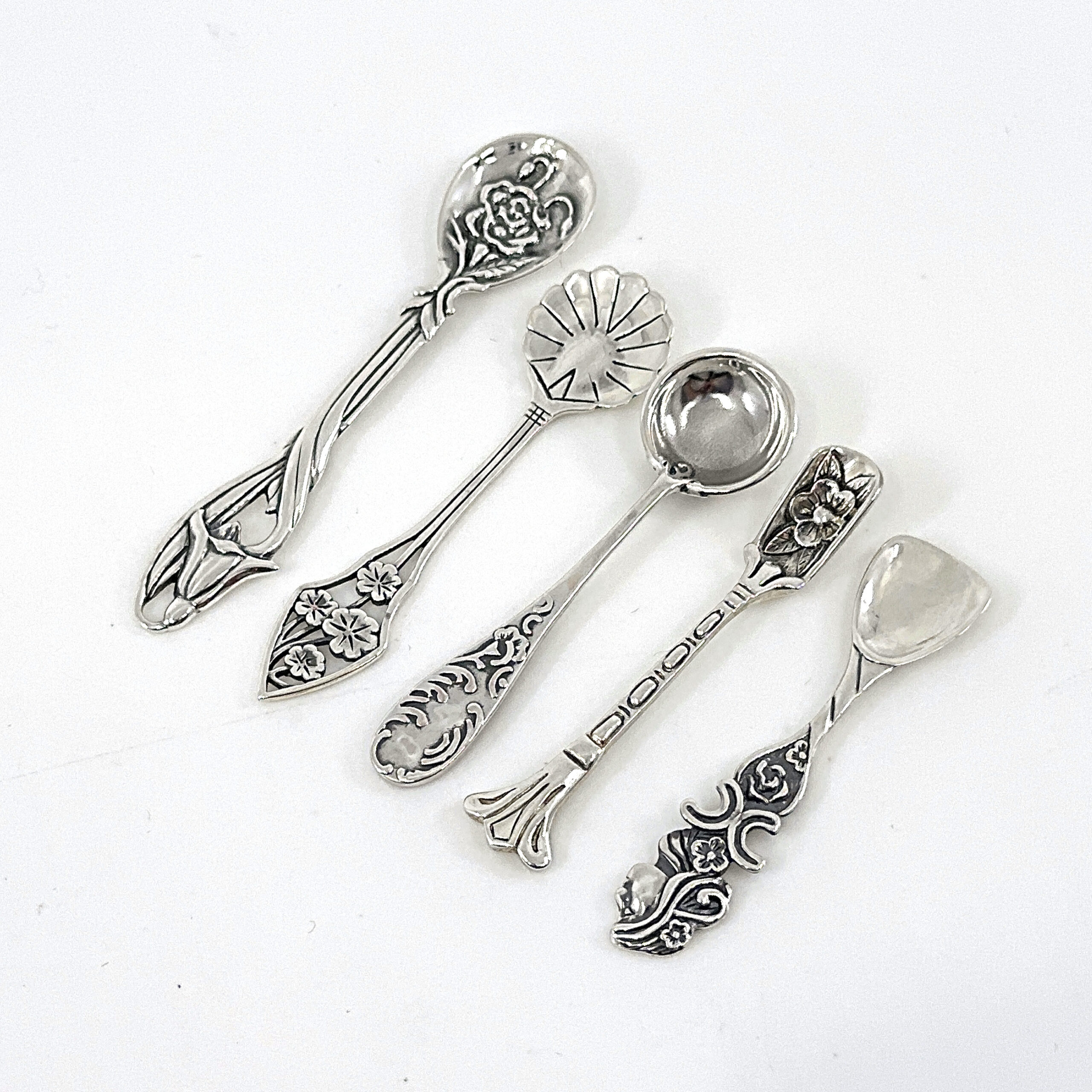 BOX103 (8) Five Piece Victorian Style Salt And Mustard Spoon Set, finished in 925 English Hallmarked Sterling Silver