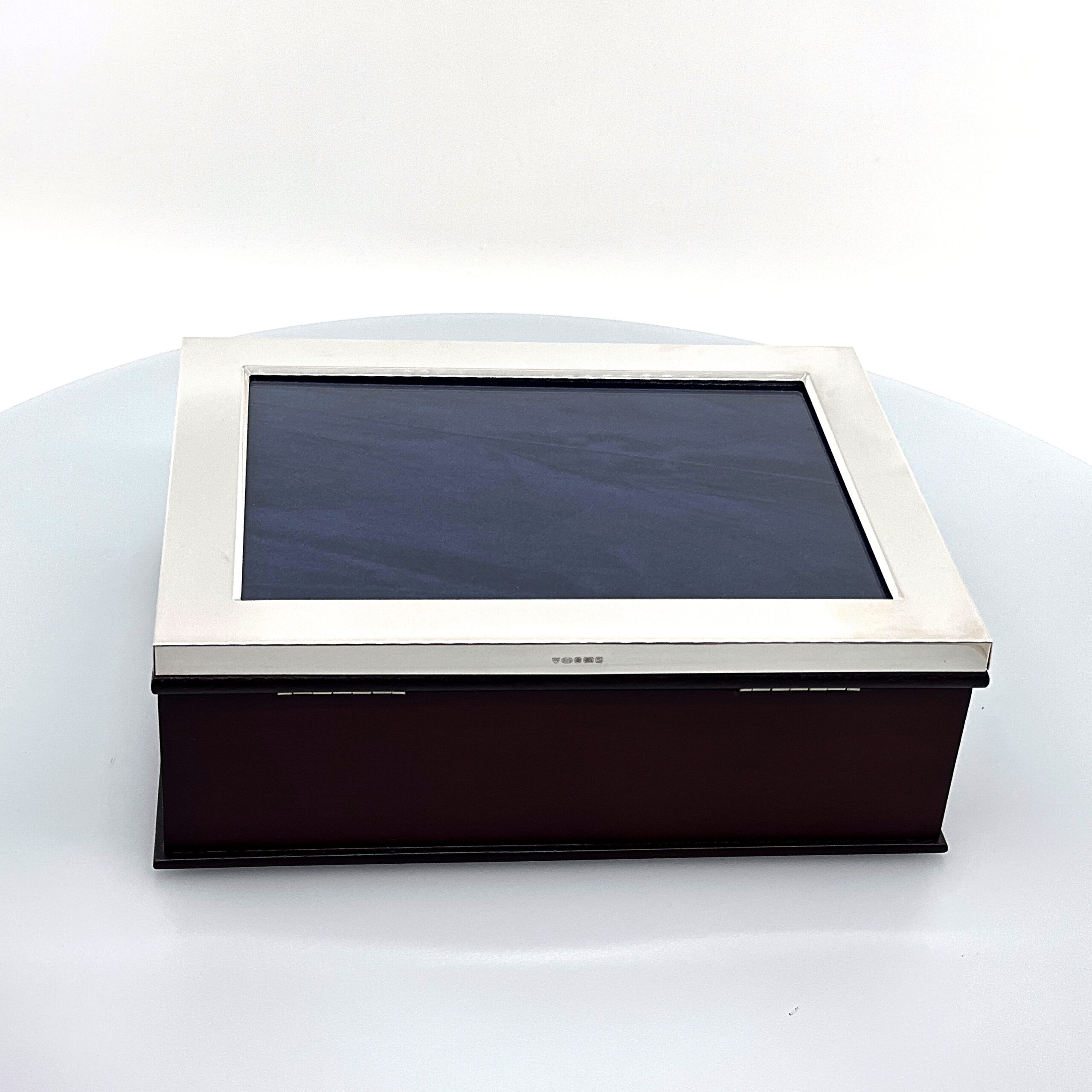 GT98 (4) Keepsake Box With Photo Frame Lid And Mahogany Finish In 925 English Hallmarked Sterling Silver