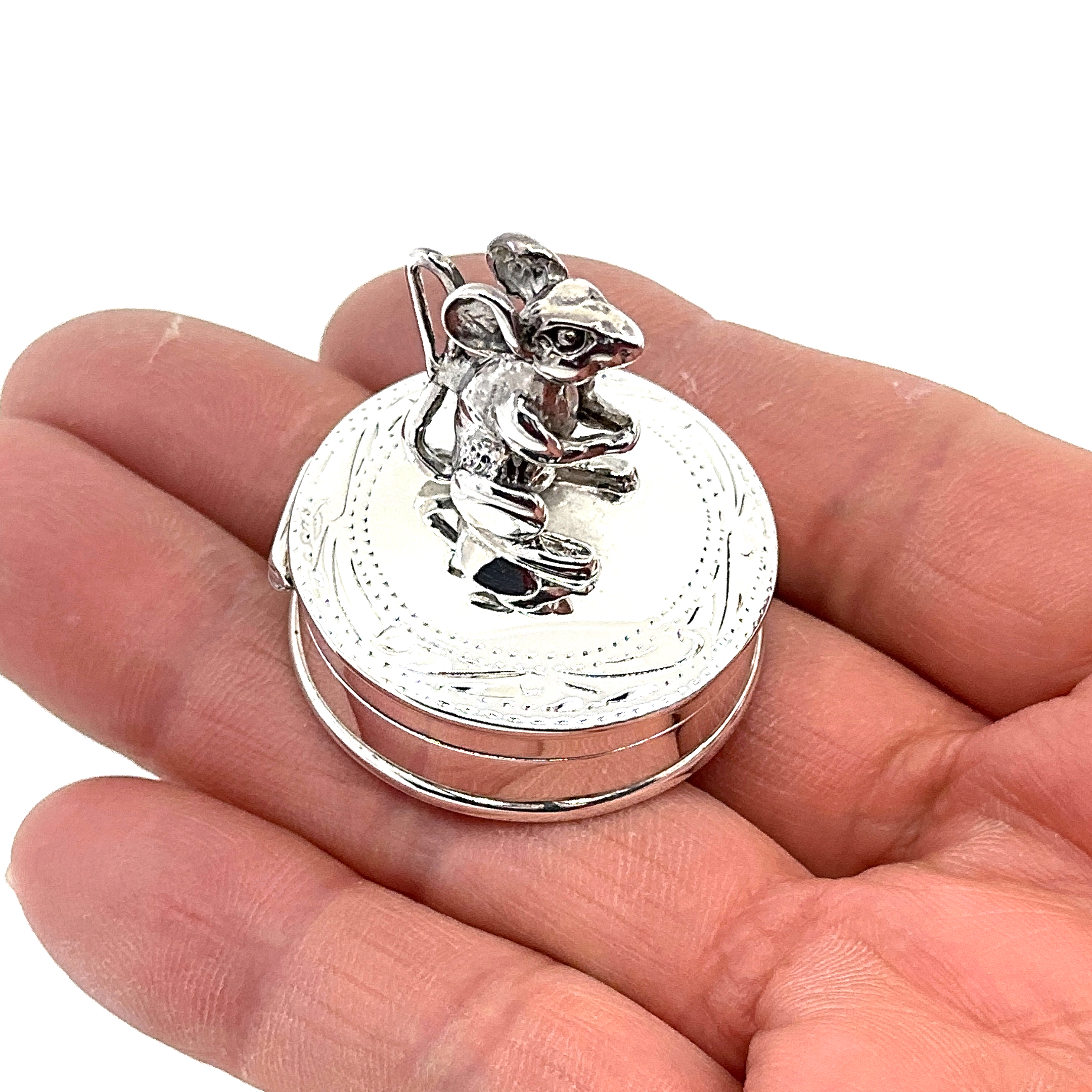 PB531 (6) Mouse on Round Pill Box, finished in 925 English Hallmarked Sterling Silver