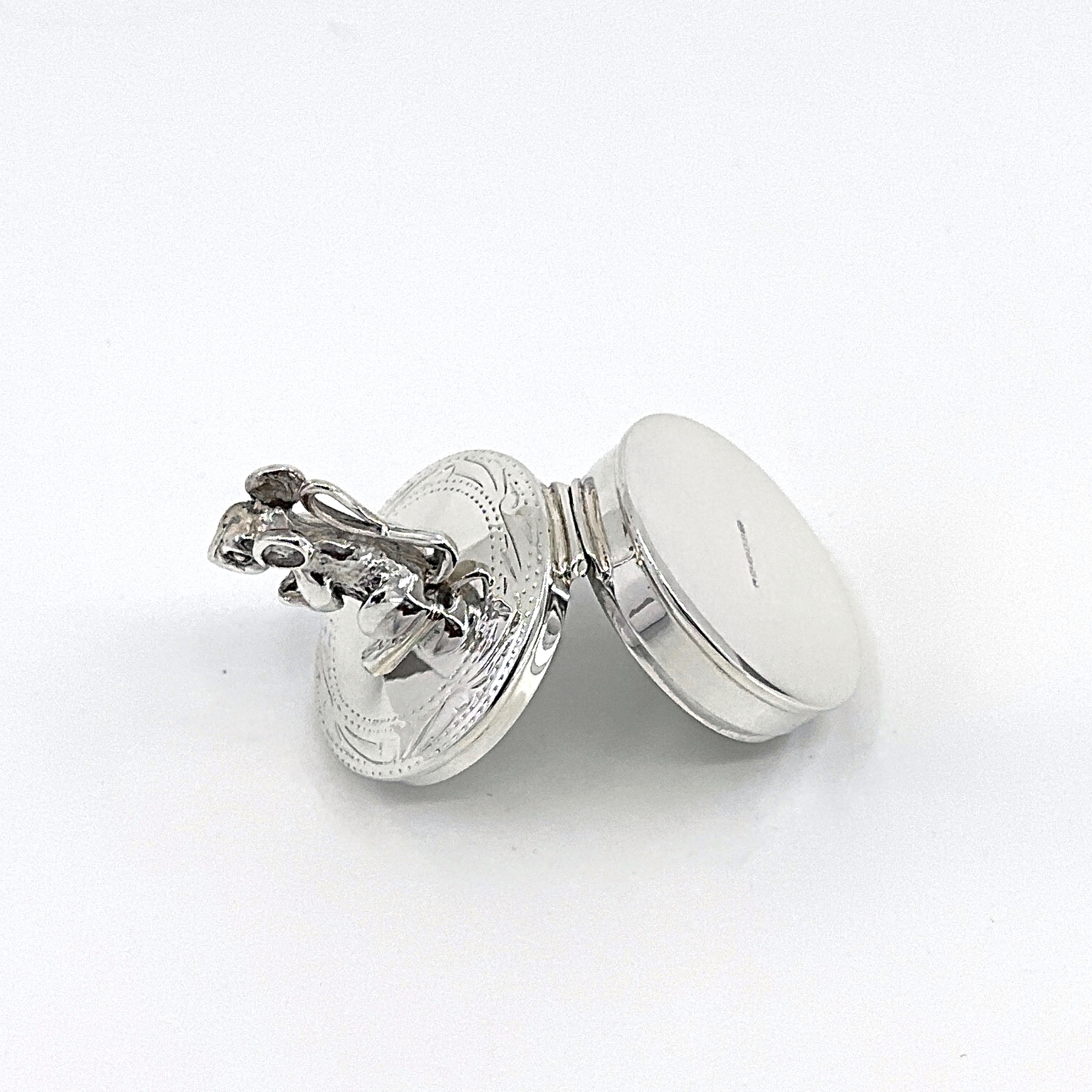 PB531 (11) Mouse on Round Pill Box, finished in 925 English Hallmarked Sterling Silver
