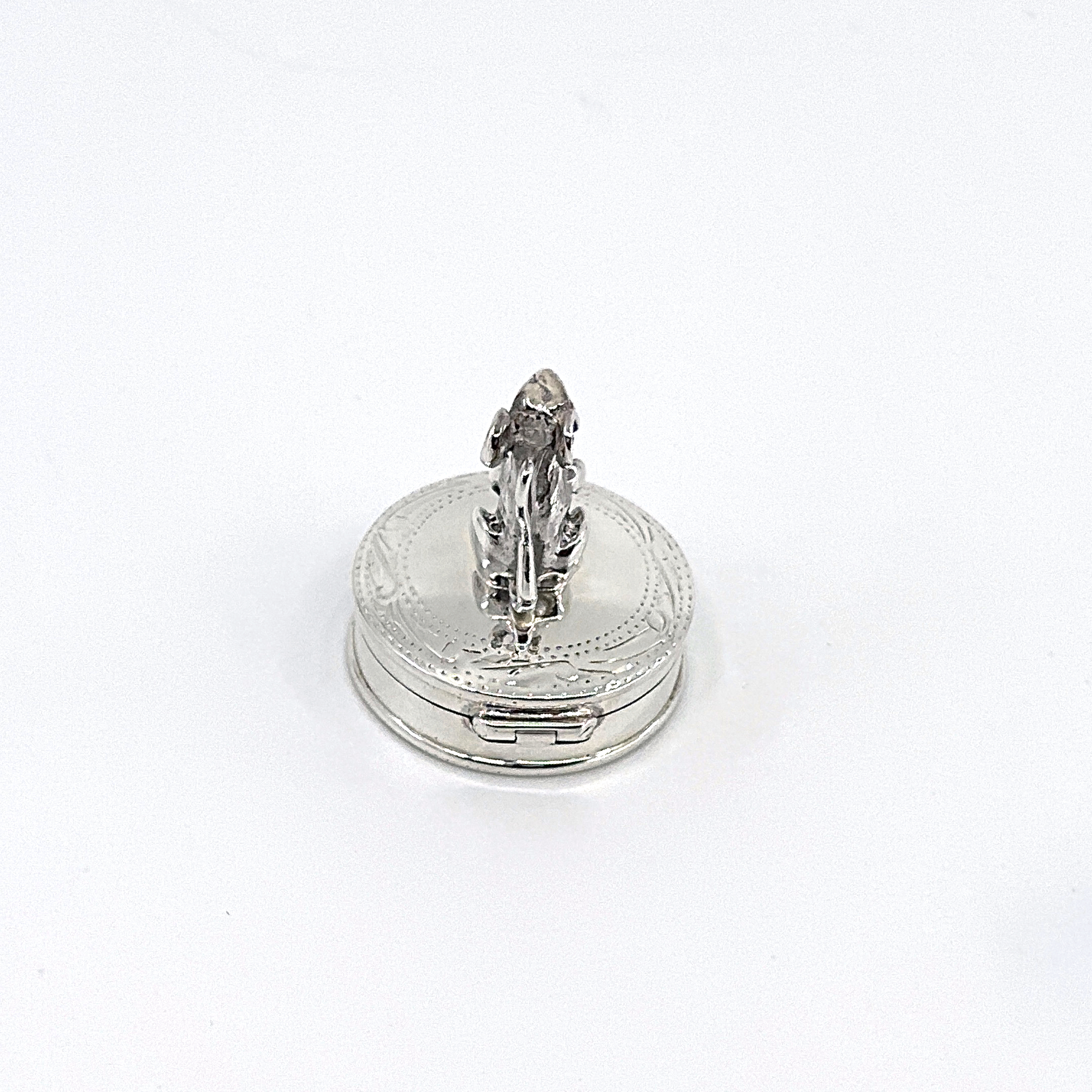 PB531 (7) Mouse on Round Pill Box, finished in 925 English Hallmarked Sterling Silver