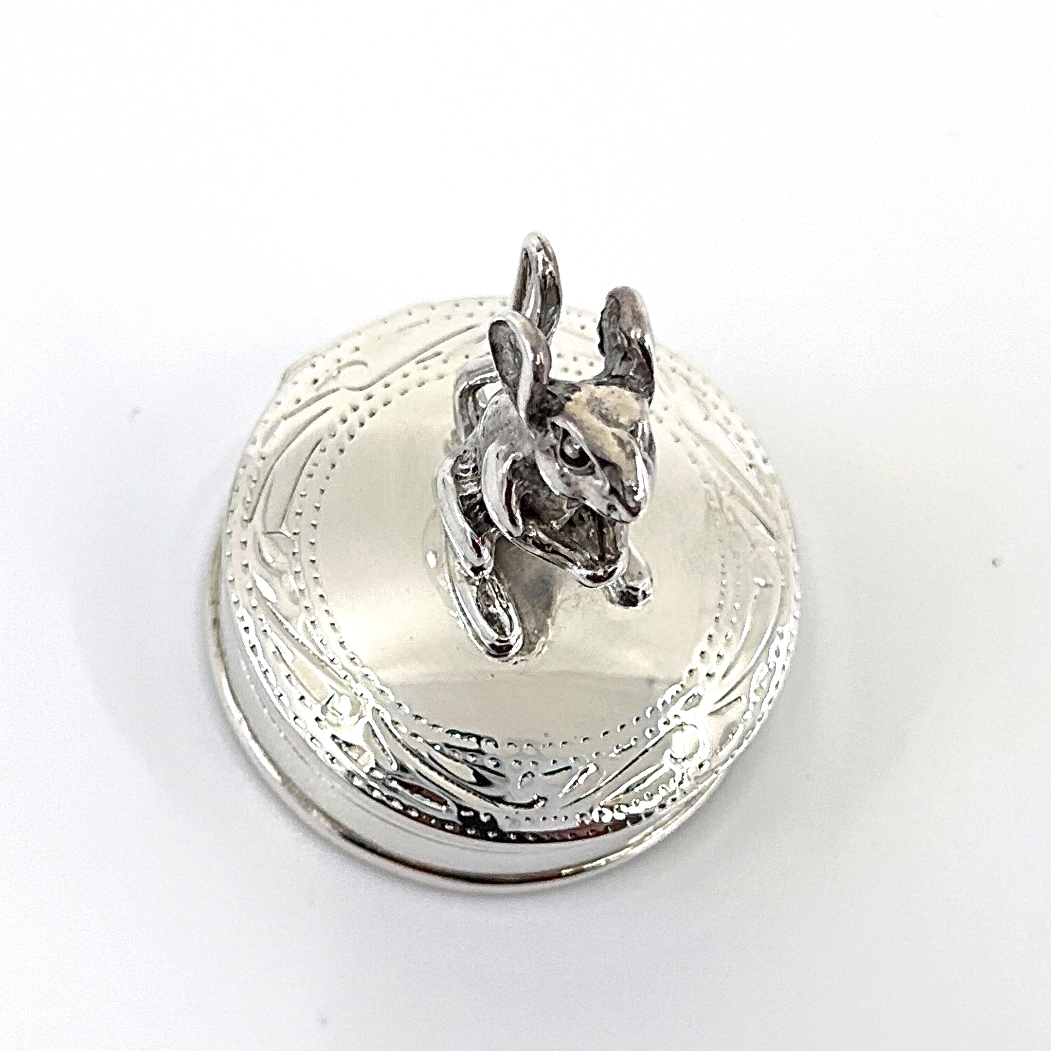 PB531 (4) Mouse on Round Pill Box, finished in 925 English Hallmarked Sterling Silver