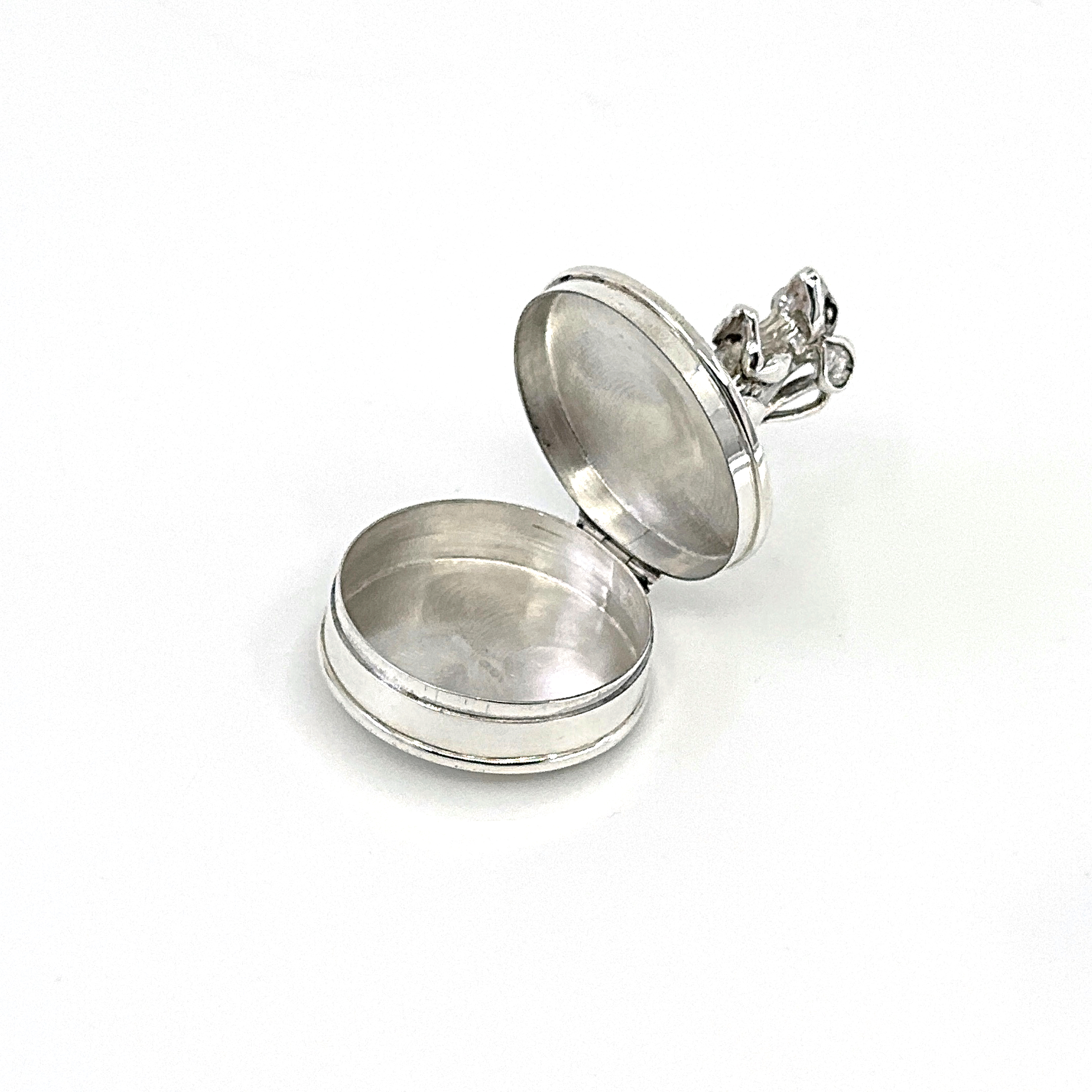 PB531 (1) Mouse on Round Pill Box, finished in 925 English Hallmarked Sterling Silver