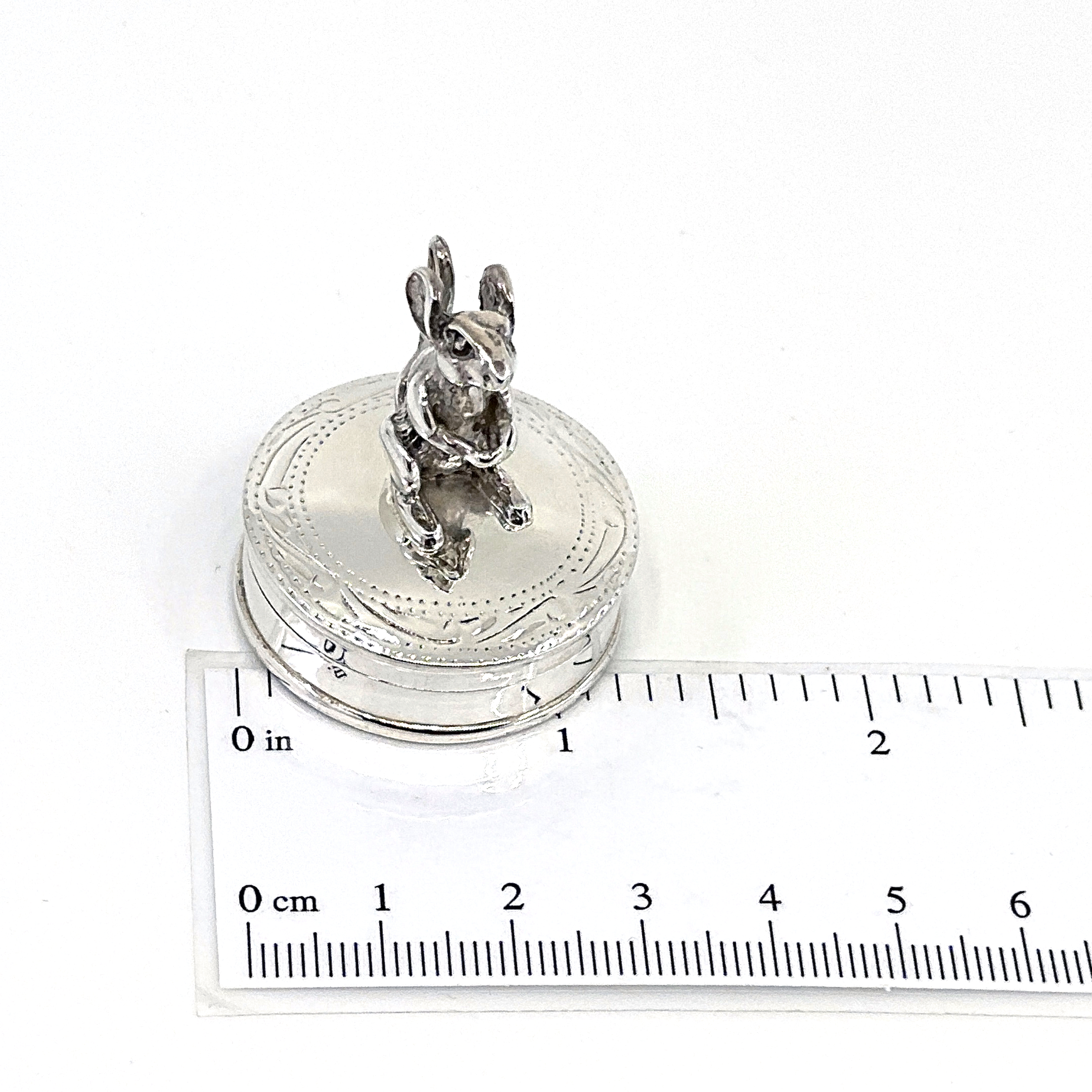 PB531 (5) Mouse on Round Pill Box, finished in 925 English Hallmarked Sterling Silver