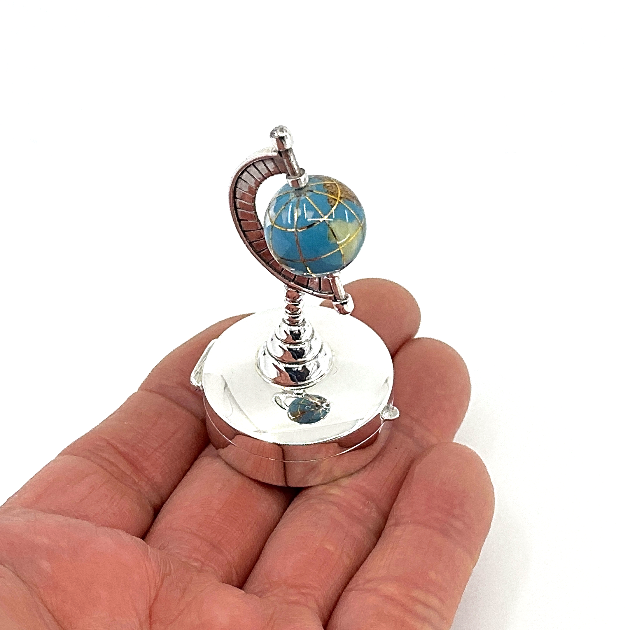 PB620 (1) Spinning Globe on Round Pill Box, Finished In 925 English Hallmarked Sterling Silver