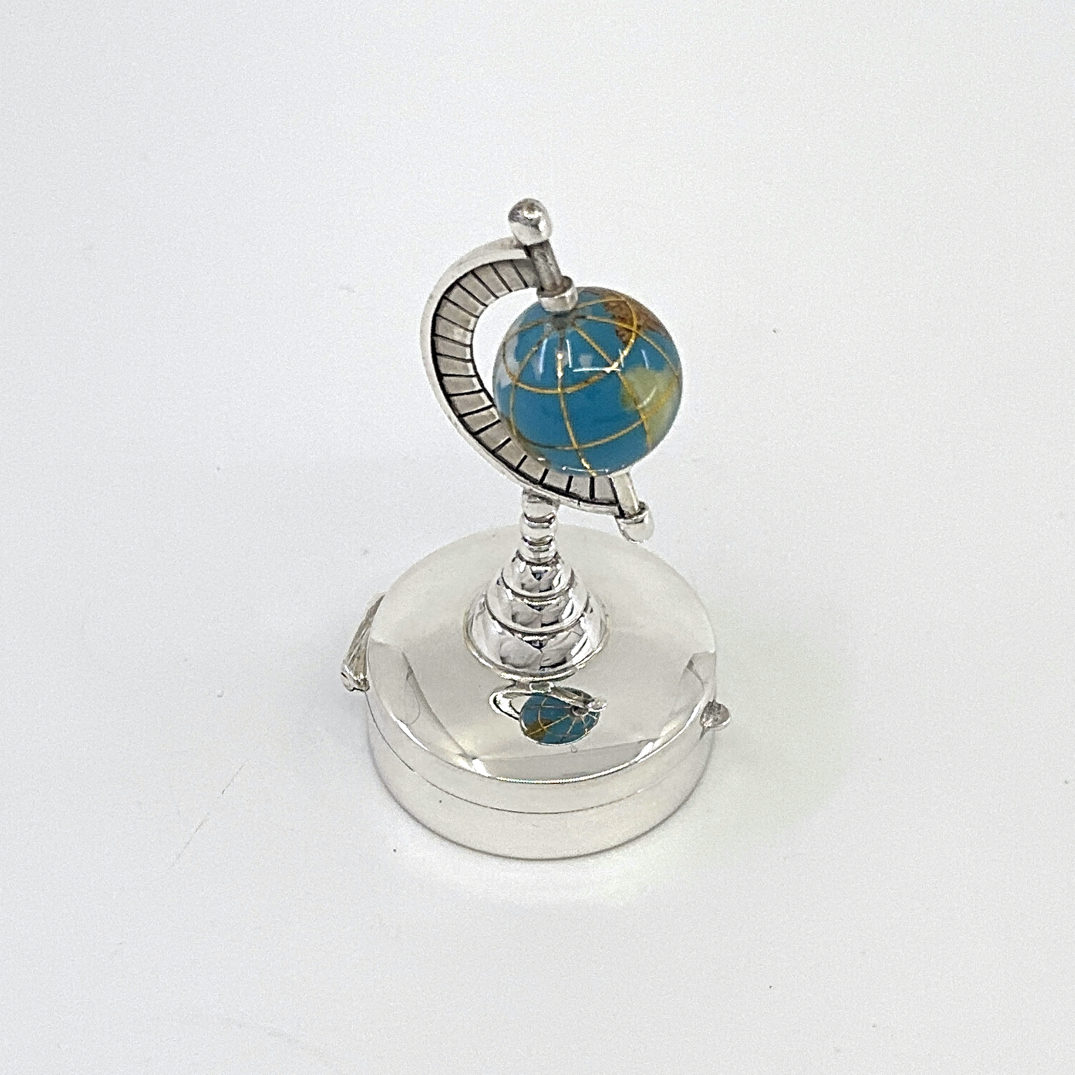 PB620 (6) Spinning Globe on Round Pill Box, Finished In 925 English Hallmarked Sterling Silver