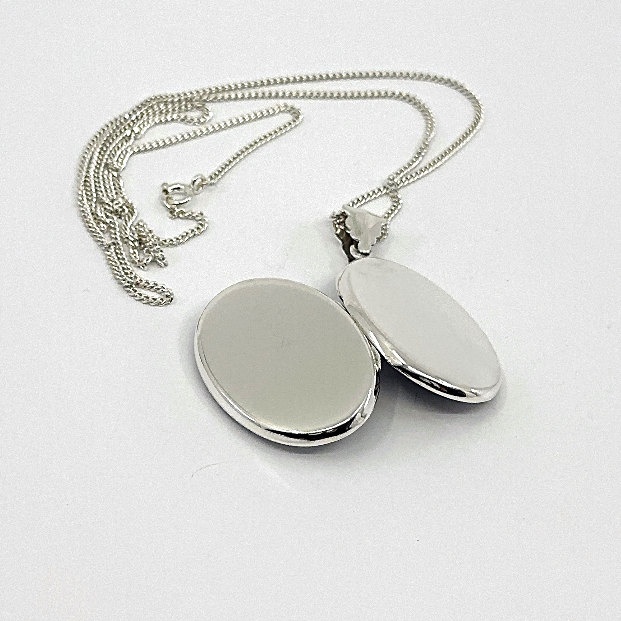 PT466 (9) Oval Locket On Curb Chain, Finished In 925 English Hallmarked Sterling Silver
