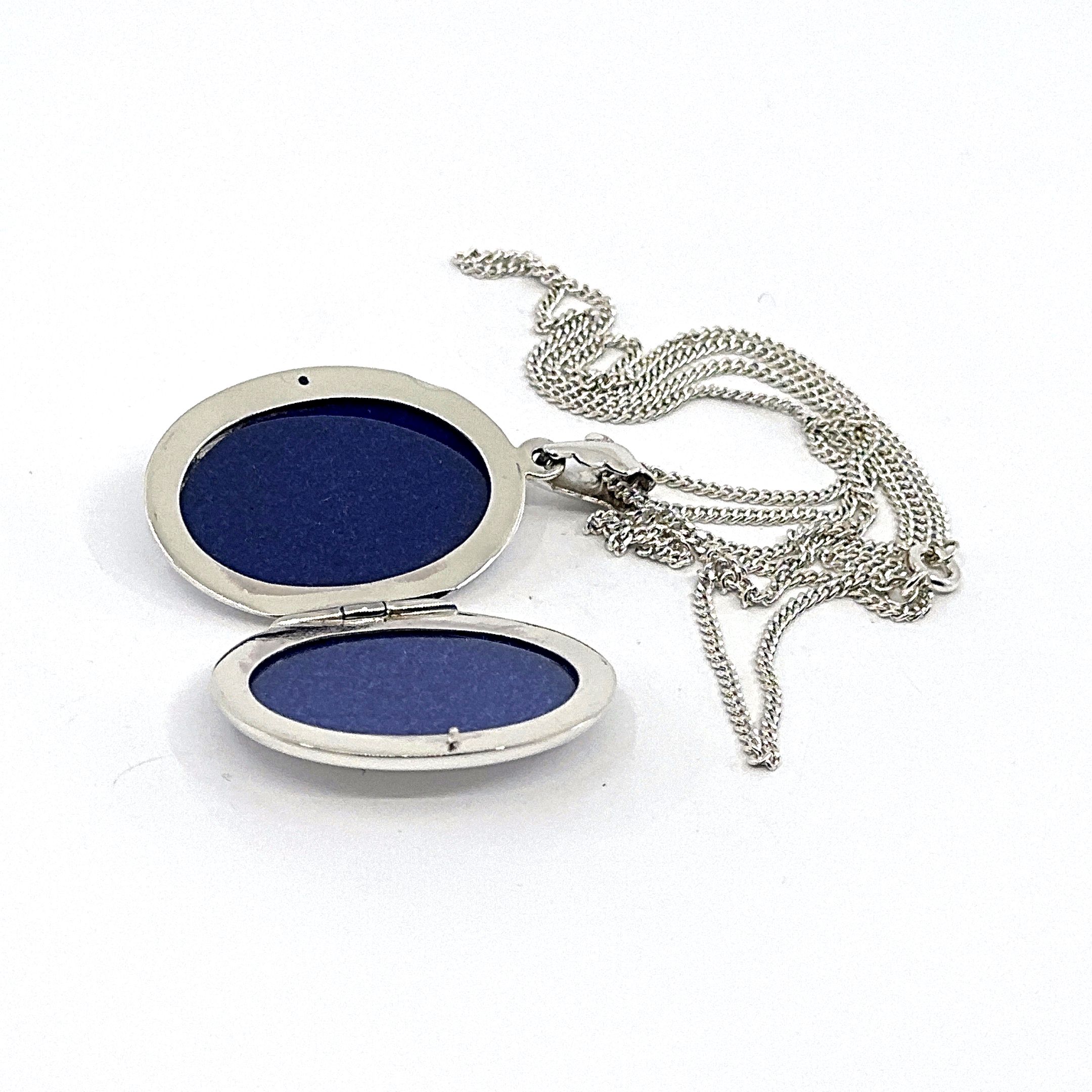 PT466 (8) Oval Locket On Curb Chain, Finished In 925 English Hallmarked Sterling Silver