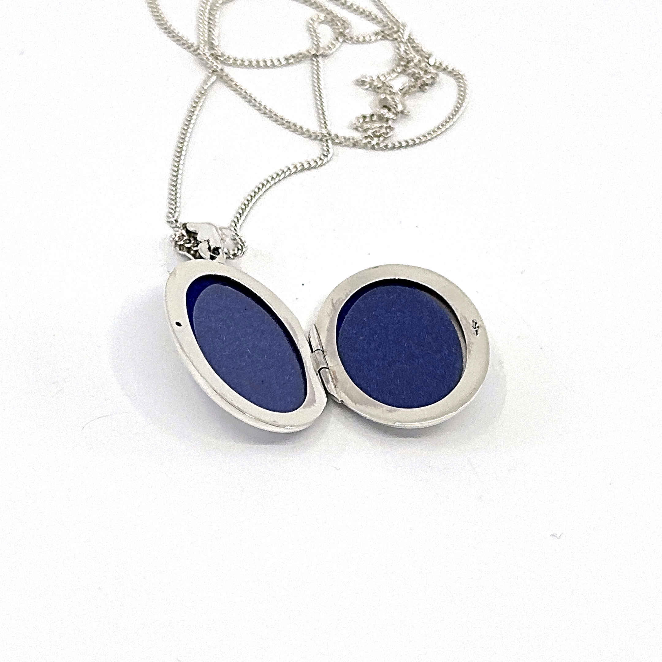 PT466 (1) Oval Locket On Curb Chain, Finished In 925 English Hallmarked Sterling Silver